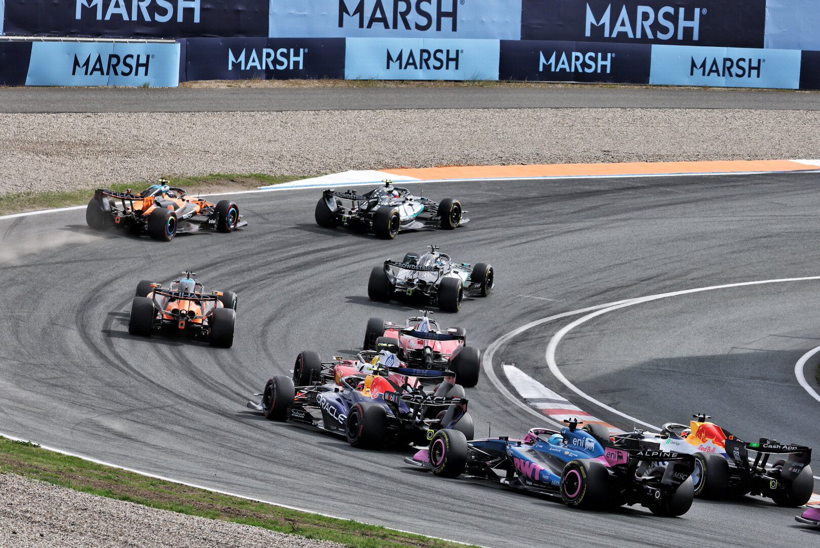 GP OLANDA, Lando Norris (GBR) McLaren F1 Team MCL40 e Andrea Kimi Antonelli (ITA) Mercedes AMG Formula One Team W17 battle for the lead at the partenza of the race.
23.08.2026. Formula 1 World Championship, Rd 12, Dutch Grand Prix, Zandvoort, Netherlands, Gara Day.
- www.xpbimages.com, EMail: requests@xpbimages.com © Copyright: Moy / XPB Images