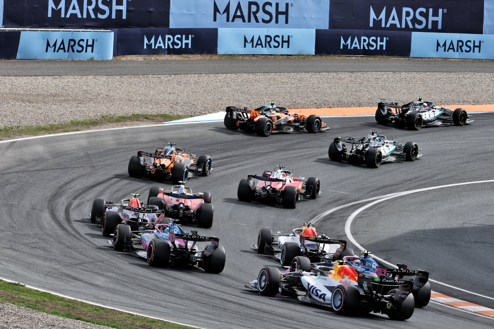 GP OLANDA, Lando Norris (GBR) McLaren F1 Team MCL40 e Andrea Kimi Antonelli (ITA) Mercedes AMG Formula One Team W17 battle for the lead at the partenza of the race.
23.08.2026. Formula 1 World Championship, Rd 12, Dutch Grand Prix, Zandvoort, Netherlands, Gara Day.
- www.xpbimages.com, EMail: requests@xpbimages.com © Copyright: Moy / XPB Images