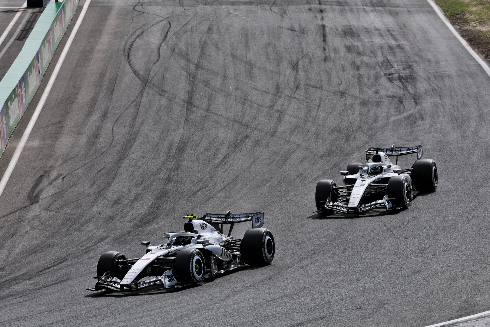 GP OLANDA, Valtteri Bottas (FIN) Cadillac Formula 1 Team MAC-26 davanti a team mate Sergio Perez (MEX) Cadillac Formula 1 Team MAC-26.
23.08.2026. Formula 1 World Championship, Rd 12, Dutch Grand Prix, Zandvoort, Netherlands, Gara Day.
- www.xpbimages.com, EMail: requests@xpbimages.com © Copyright: Moy / XPB Images