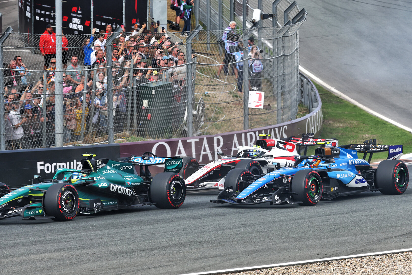 GP OLANDA, Fernando Alonso (ESP) Aston Martin F1 Team AMR26 davanti a Oliver Bearman (GBR) Haas F1 Team VF-26 e Carlos Sainz (ESP) Williams F1 Team FW48.
23.08.2026. Formula 1 World Championship, Rd 12, Dutch Grand Prix, Zandvoort, Netherlands, Gara Day.
- www.xpbimages.com, EMail: requests@xpbimages.com © Copyright: Bearne / XPB Images