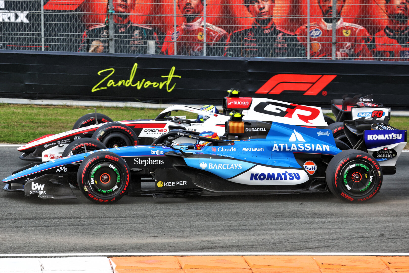GP OLANDA, Oliver Bearman (GBR) Haas F1 Team VF-26 e Carlos Sainz (ESP) Williams F1 Team FW48 battle for position.
23.08.2026. Formula 1 World Championship, Rd 12, Dutch Grand Prix, Zandvoort, Netherlands, Gara Day.
- www.xpbimages.com, EMail: requests@xpbimages.com © Copyright: Bearne / XPB Images