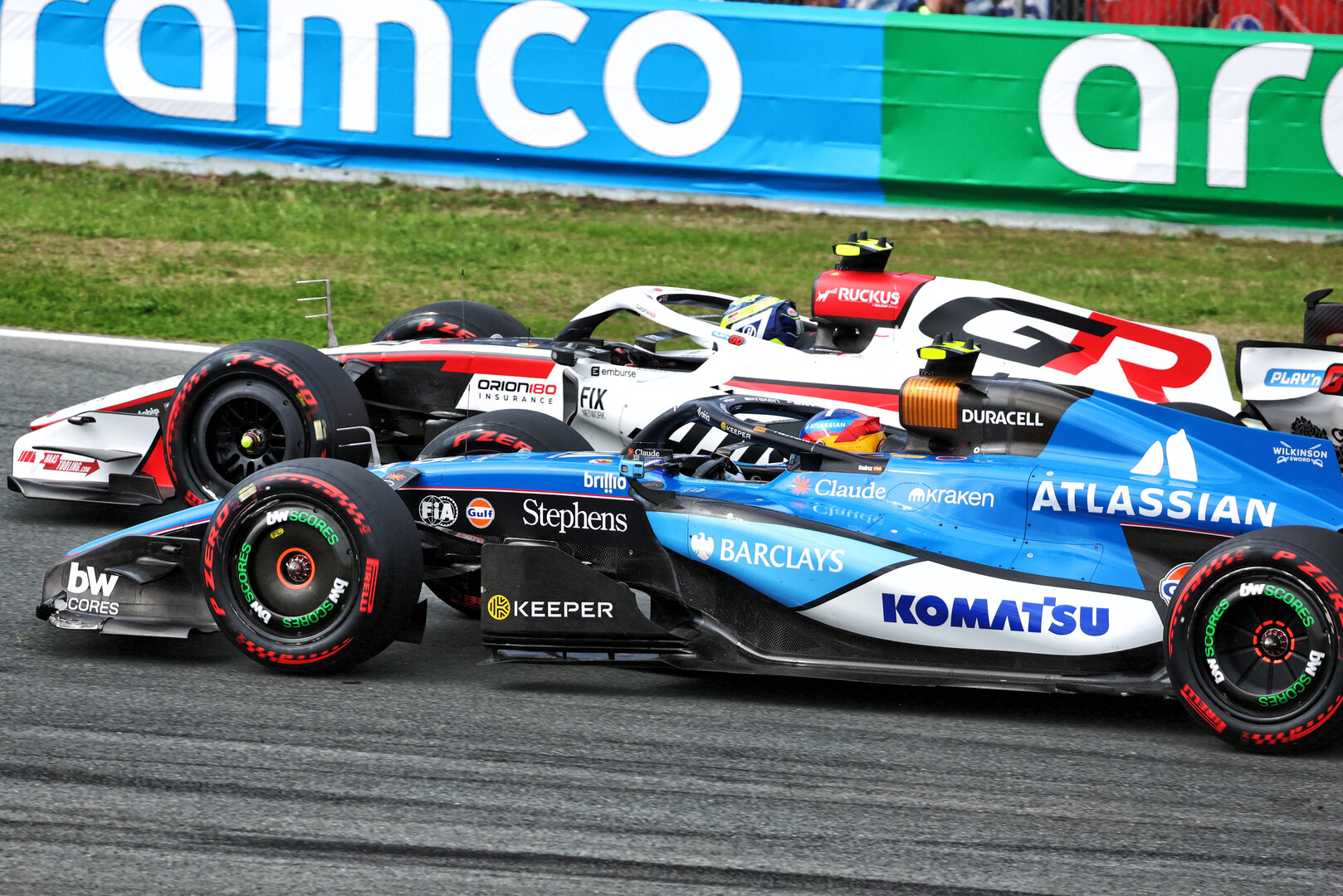 GP OLANDA, Oliver Bearman (GBR) Haas F1 Team VF-26 e Carlos Sainz (ESP) Williams F1 Team FW48 battle for position.
23.08.2026. Formula 1 World Championship, Rd 12, Dutch Grand Prix, Zandvoort, Netherlands, Gara Day.
- www.xpbimages.com, EMail: requests@xpbimages.com © Copyright: Bearne / XPB Images