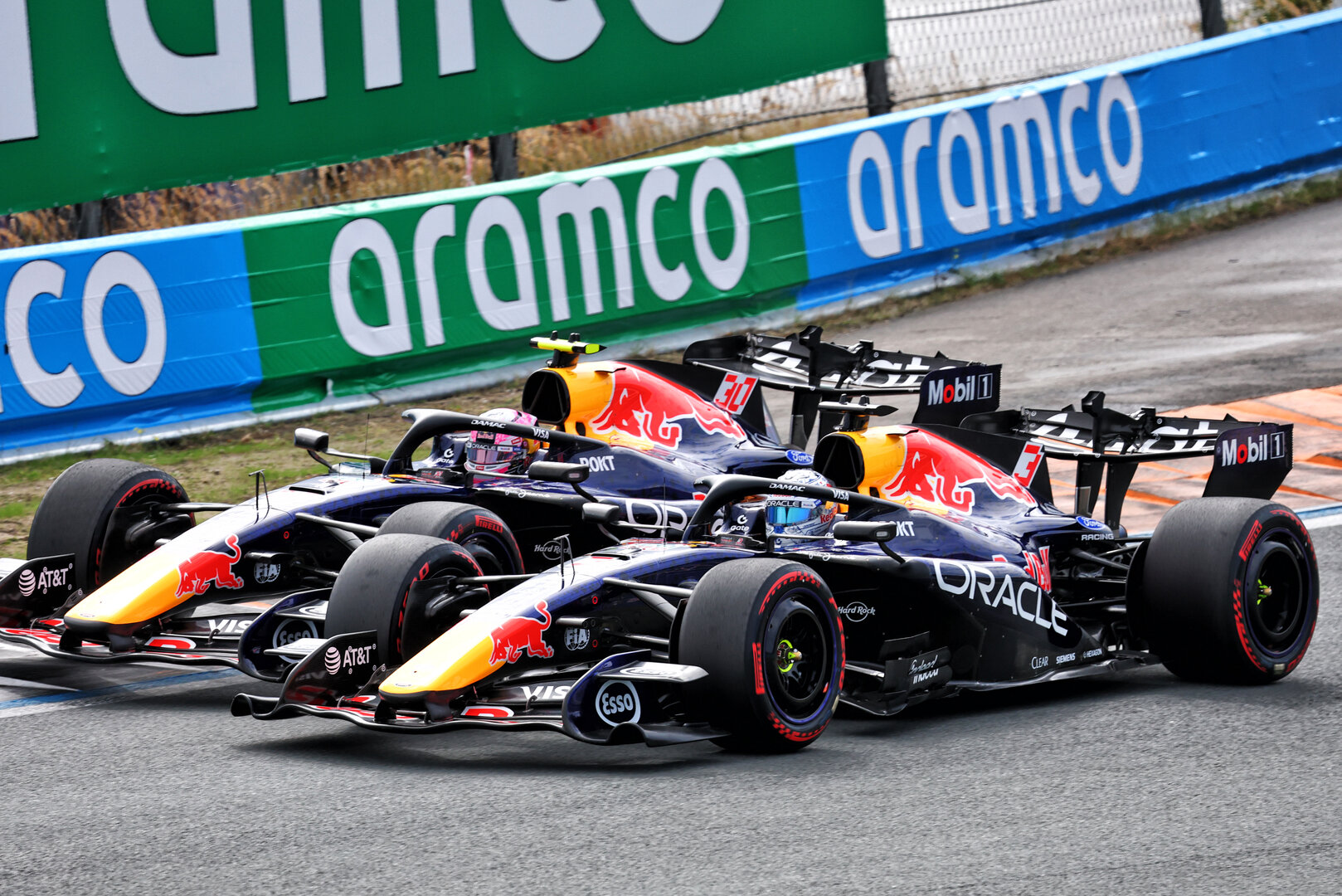 GP OLANDA, Liam Lawson (NZL) Red Bull Racing RB22 e Max Verstappen (NLD) Red Bull Racing RB22 battle for position.
23.08.2026. Formula 1 World Championship, Rd 12, Dutch Grand Prix, Zandvoort, Netherlands, Gara Day.
- www.xpbimages.com, EMail: requests@xpbimages.com © Copyright: Bearne / XPB Images