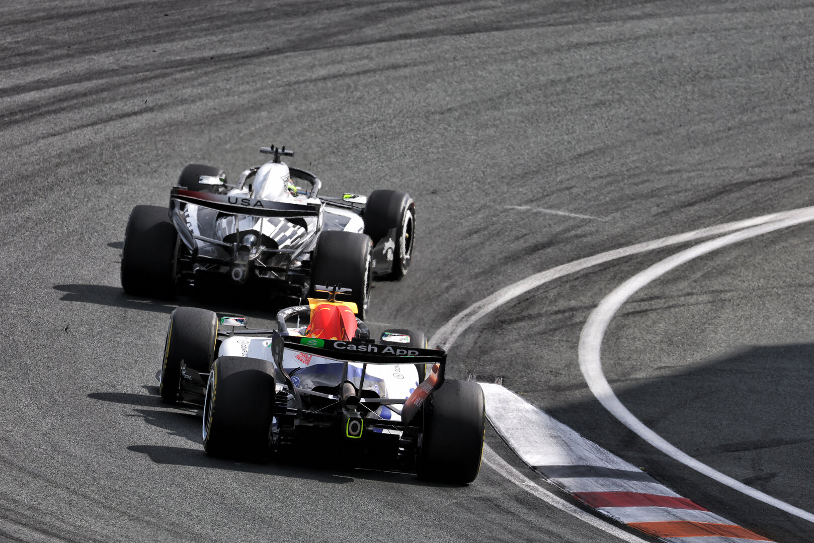 GP OLANDA, Sergio Perez (MEX) Cadillac Formula 1 Team MAC-26 e Arvid Lindblad (GBR) Racing Bulls Formula One Team VCARB 03.
23.08.2026. Formula 1 World Championship, Rd 12, Dutch Grand Prix, Zandvoort, Netherlands, Gara Day.
- www.xpbimages.com, EMail: requests@xpbimages.com © Copyright: Moy / XPB Images