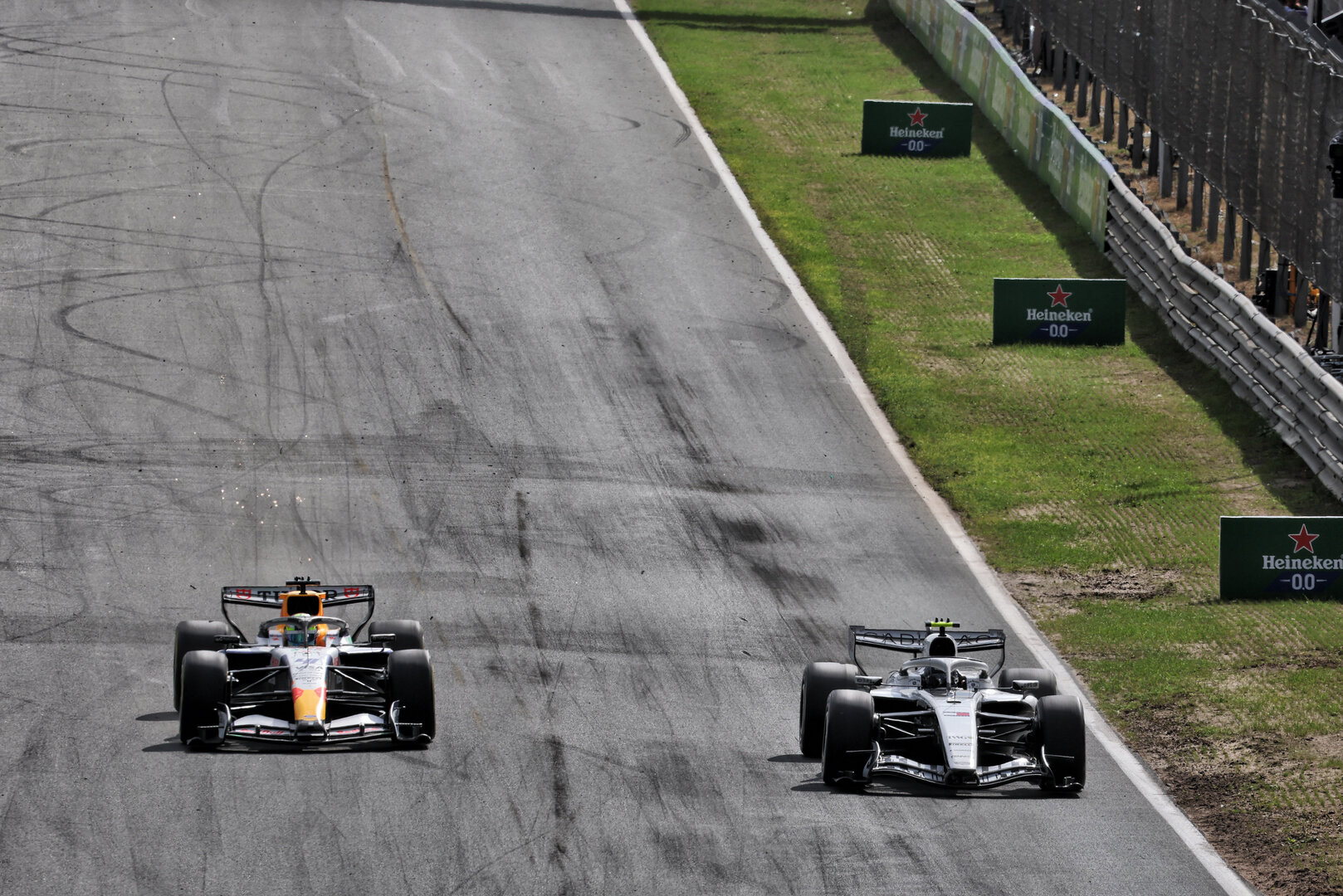 GP OLANDA, Valtteri Bottas (FIN) Cadillac Formula 1 Team MAC-26 e Arvid Lindblad (GBR) Racing Bulls Formula One Team VCARB 03.
23.08.2026. Formula 1 World Championship, Rd 12, Dutch Grand Prix, Zandvoort, Netherlands, Gara Day.
- www.xpbimages.com, EMail: requests@xpbimages.com © Copyright: Moy / XPB Images