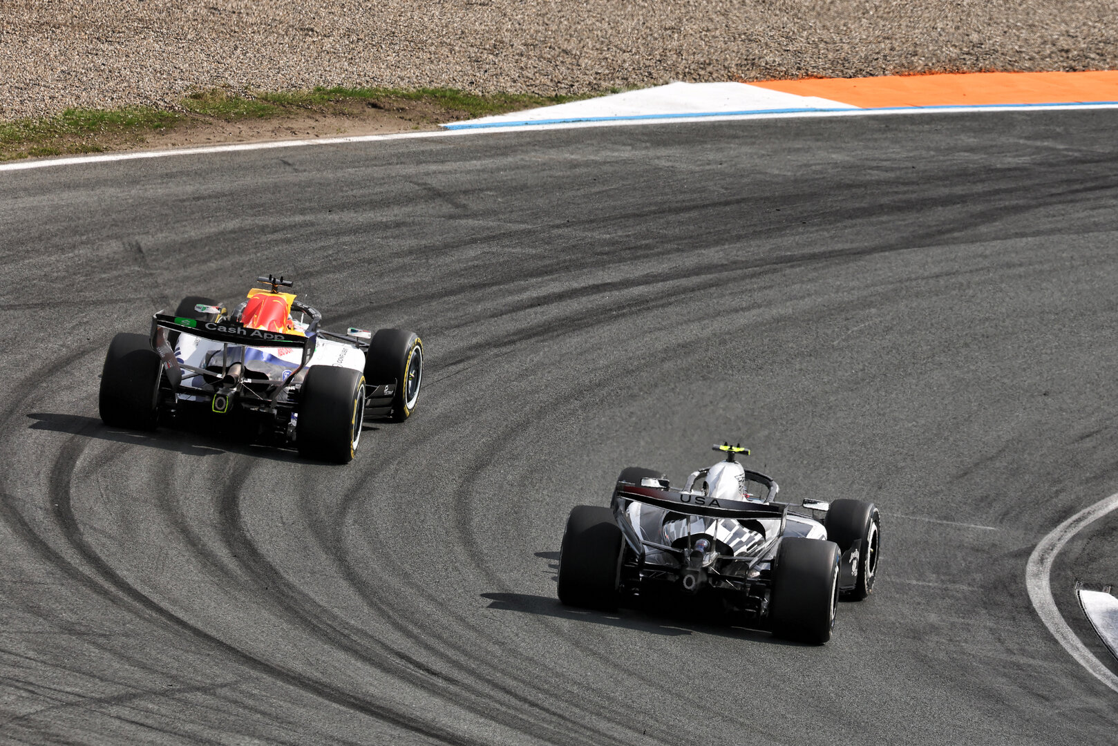 GP OLANDA, Valtteri Bottas (FIN) Cadillac Formula 1 Team MAC-26 e Arvid Lindblad (GBR) Racing Bulls Formula One Team VCARB 03.
23.08.2026. Formula 1 World Championship, Rd 12, Dutch Grand Prix, Zandvoort, Netherlands, Gara Day.
- www.xpbimages.com, EMail: requests@xpbimages.com © Copyright: Moy / XPB Images