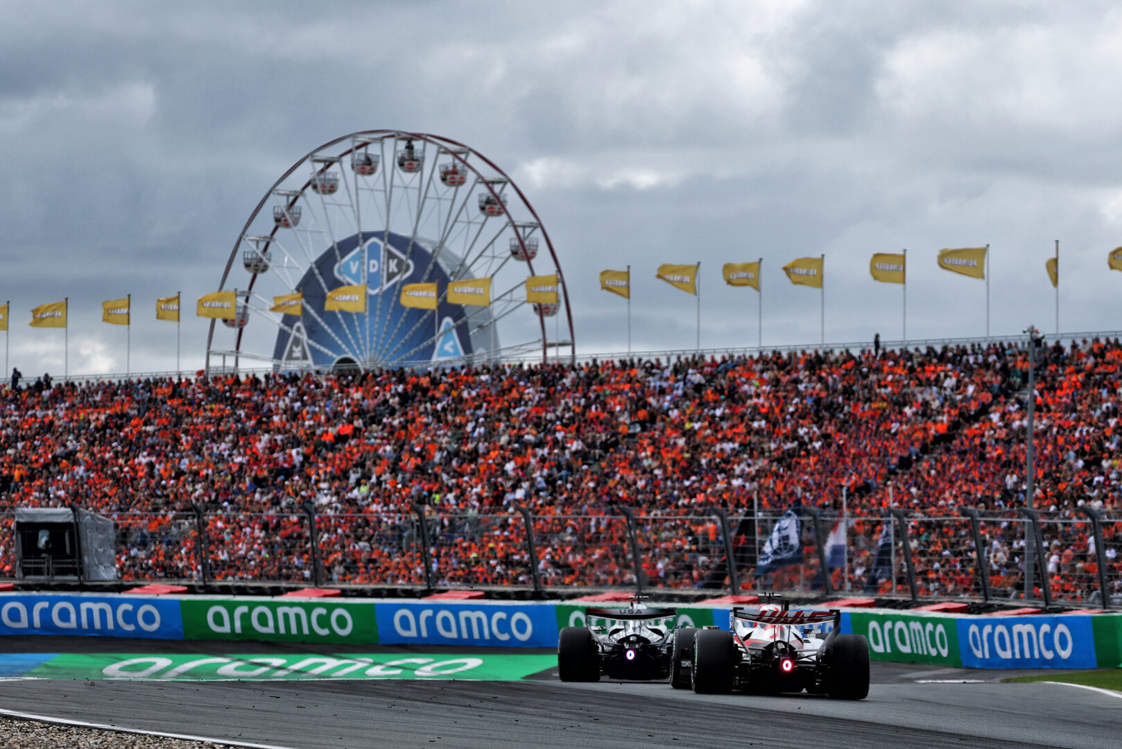 GP OLANDA, Sergio Perez (MEX) Cadillac Formula 1 Team MAC-26 e Esteban Ocon (FRA) Haas F1 Team VF-26.
23.08.2026. Formula 1 World Championship, Rd 12, Dutch Grand Prix, Zandvoort, Netherlands, Gara Day.
- www.xpbimages.com, EMail: requests@xpbimages.com © Copyright: Bearne / XPB Images