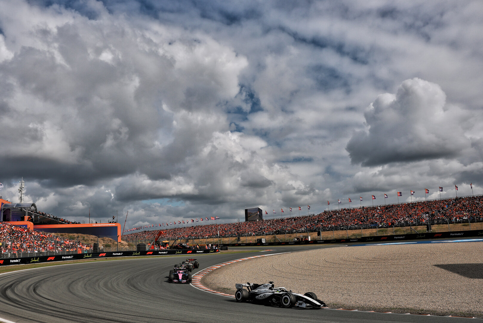 GP OLANDA, Sergio Perez (MEX) Cadillac Formula 1 Team MAC-26.
23.08.2026. Formula 1 World Championship, Rd 12, Dutch Grand Prix, Zandvoort, Netherlands, Gara Day.
- www.xpbimages.com, EMail: requests@xpbimages.com © Copyright: Charniaux / XPB Images