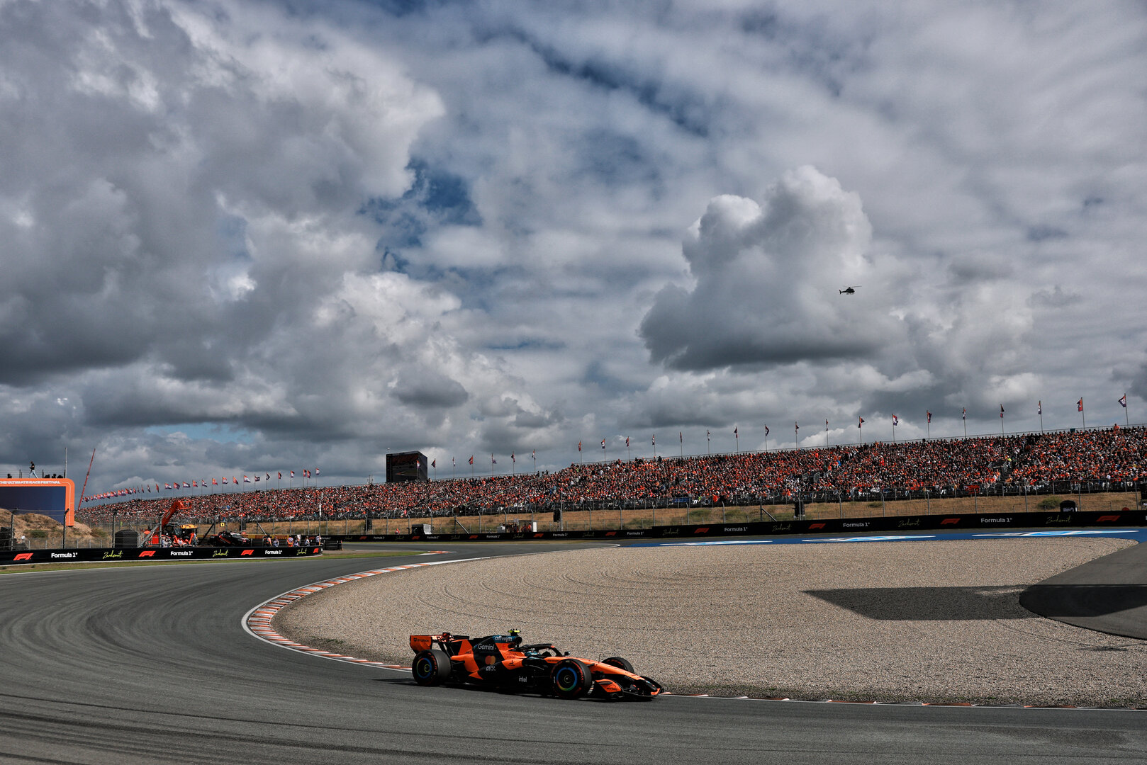GP OLANDA, Lando Norris (GBR) McLaren F1 Team MCL40.
23.08.2026. Formula 1 World Championship, Rd 12, Dutch Grand Prix, Zandvoort, Netherlands, Gara Day.
- www.xpbimages.com, EMail: requests@xpbimages.com © Copyright: Charniaux / XPB Images