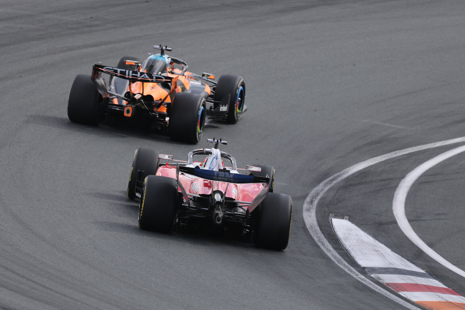 GP OLANDA, Oscar Piastri (AUS) McLaren F1 Team MCL40 e Charles Leclerc (MON) Ferrari SF-26.
23.08.2026. Formula 1 World Championship, Rd 12, Dutch Grand Prix, Zandvoort, Netherlands, Gara Day.
- www.xpbimages.com, EMail: requests@xpbimages.com © Copyright: Moy / XPB Images