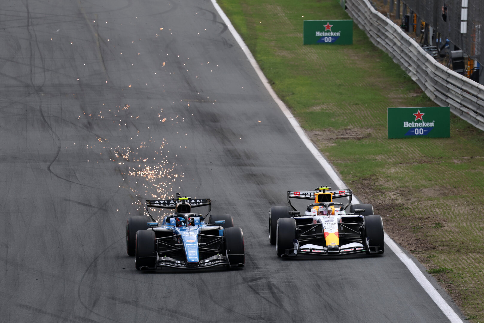 GP OLANDA, Carlos Sainz (ESP) Williams F1 Team FW48 e Yuki Tsunoda (JPN) Racing Bulls Formula One Team VCARB 03 Reserve Driver battle for position.
23.08.2026. Formula 1 World Championship, Rd 12, Dutch Grand Prix, Zandvoort, Netherlands, Gara Day.
- www.xpbimages.com, EMail: requests@xpbimages.com © Copyright: Moy / XPB Images