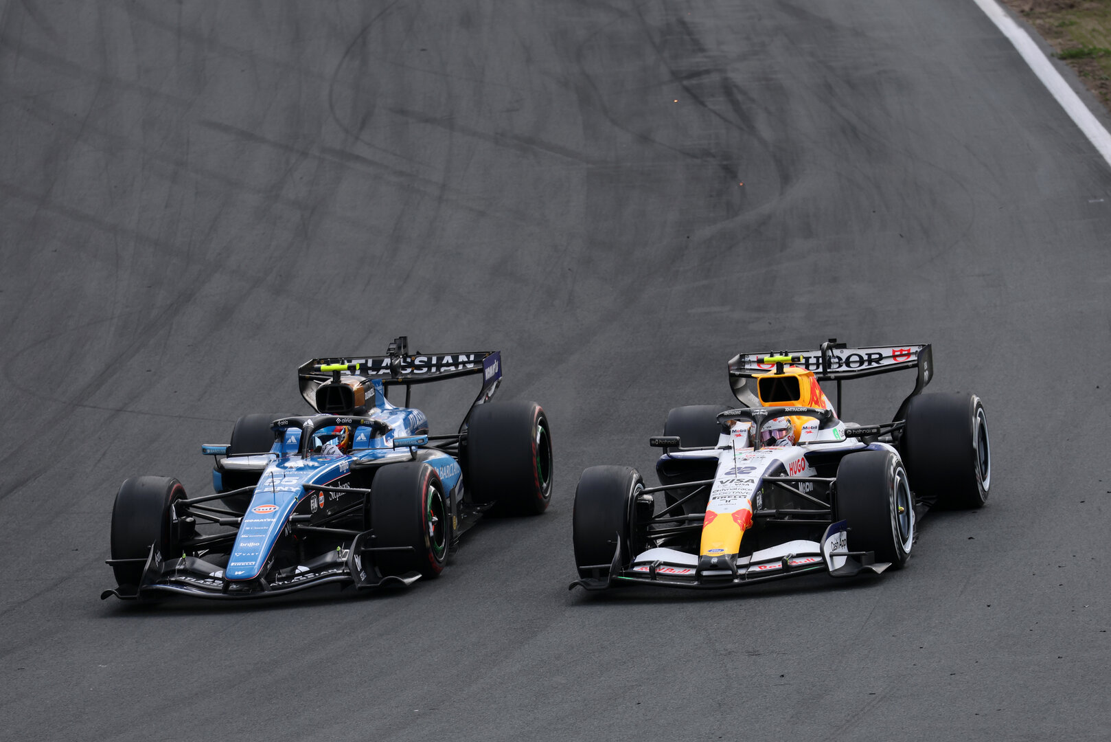 GP OLANDA, Carlos Sainz (ESP) Williams F1 Team FW48 e Yuki Tsunoda (JPN) Racing Bulls Formula One Team VCARB 03 Reserve Driver battle for position.
23.08.2026. Formula 1 World Championship, Rd 12, Dutch Grand Prix, Zandvoort, Netherlands, Gara Day.
- www.xpbimages.com, EMail: requests@xpbimages.com © Copyright: Moy / XPB Images