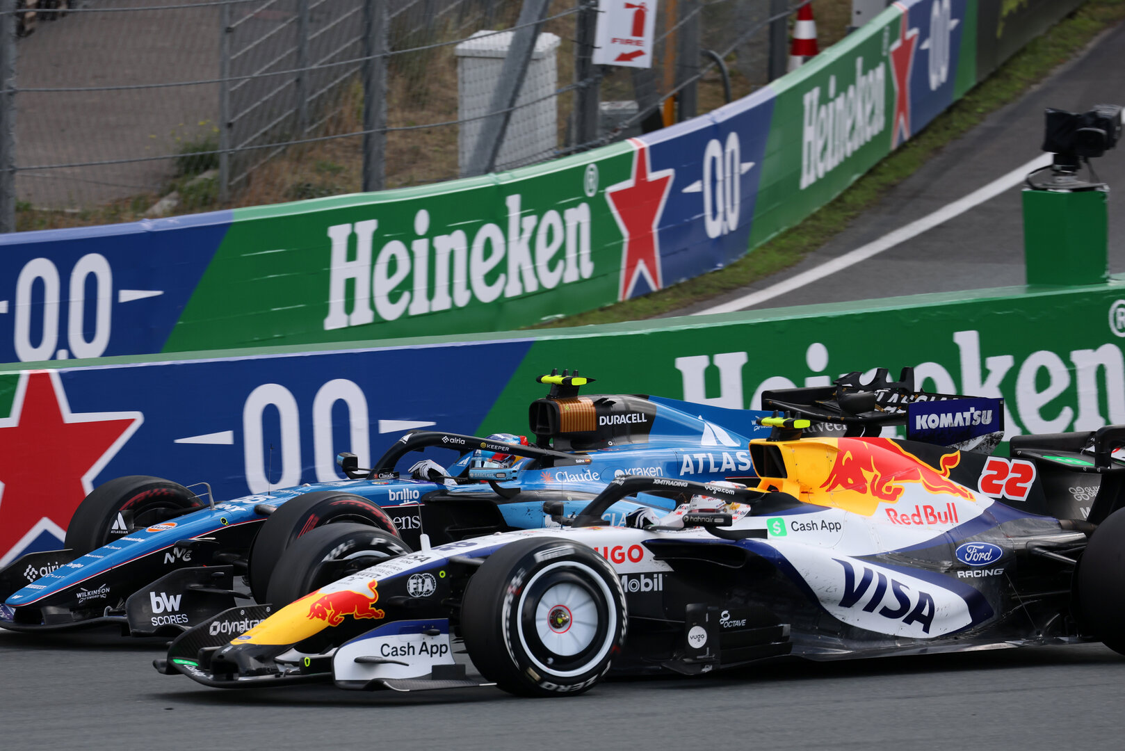GP OLANDA, Carlos Sainz (ESP) Williams F1 Team FW48 e Yuki Tsunoda (JPN) Racing Bulls Formula One Team VCARB 03 Reserve Driver battle for position.
23.08.2026. Formula 1 World Championship, Rd 12, Dutch Grand Prix, Zandvoort, Netherlands, Gara Day.
- www.xpbimages.com, EMail: requests@xpbimages.com © Copyright: Moy / XPB Images