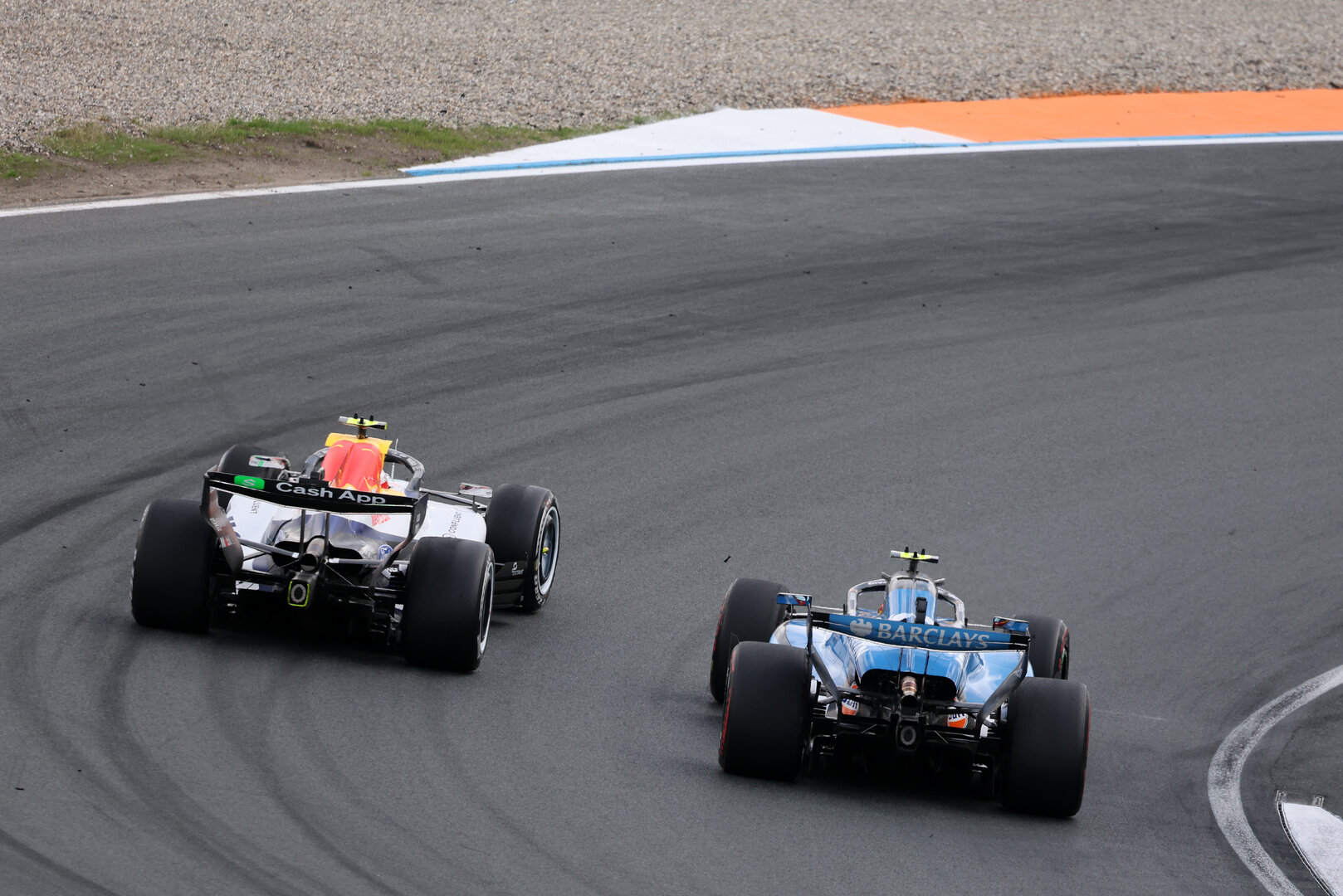 GP OLANDA, Carlos Sainz (ESP) Williams F1 Team FW48 e Yuki Tsunoda (JPN) Racing Bulls Formula One Team VCARB 03 Reserve Driver battle for position.
23.08.2026. Formula 1 World Championship, Rd 12, Dutch Grand Prix, Zandvoort, Netherlands, Gara Day.
- www.xpbimages.com, EMail: requests@xpbimages.com © Copyright: Moy / XPB Images