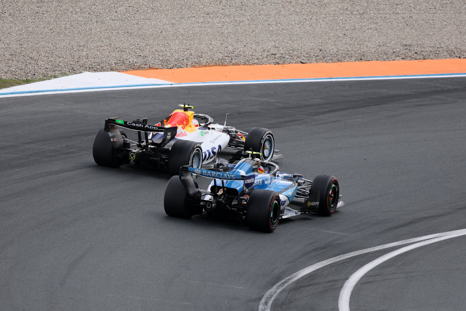 GP OLANDA, Carlos Sainz (ESP) Williams F1 Team FW48 e Yuki Tsunoda (JPN) Racing Bulls Formula One Team VCARB 03 Reserve Driver battle for position.
23.08.2026. Formula 1 World Championship, Rd 12, Dutch Grand Prix, Zandvoort, Netherlands, Gara Day.
- www.xpbimages.com, EMail: requests@xpbimages.com © Copyright: Moy / XPB Images