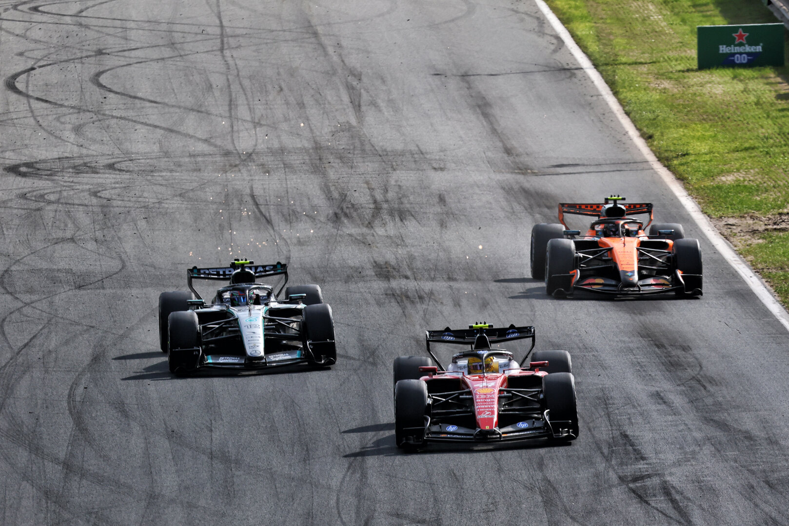 GP OLANDA, Lewis Hamilton (GBR) Ferrari SF-26; Lando Norris (GBR) McLaren F1 Team MCL40; e Andrea Kimi Antonelli (ITA) Mercedes AMG Formula One Team W17 battle for the lead of the race.
23.08.2026. Formula 1 World Championship, Rd 12, Dutch Grand Prix, Zandvoort, Netherlands, Gara Day.
- www.xpbimages.com, EMail: requests@xpbimages.com © Copyright: Bearne / XPB Images