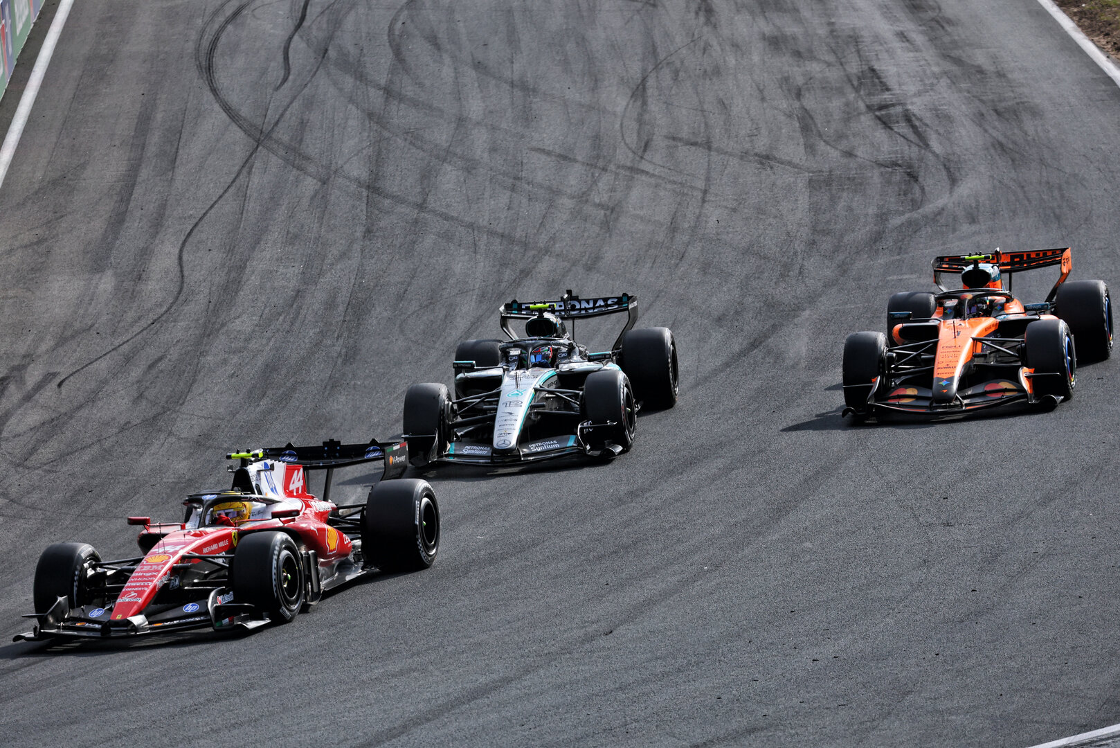 GP OLANDA, Lewis Hamilton (GBR) Ferrari SF-26; Lando Norris (GBR) McLaren F1 Team MCL40; e Andrea Kimi Antonelli (ITA) Mercedes AMG Formula One Team W17 battle for the lead of the race.
23.08.2026. Formula 1 World Championship, Rd 12, Dutch Grand Prix, Zandvoort, Netherlands, Gara Day.
- www.xpbimages.com, EMail: requests@xpbimages.com © Copyright: Bearne / XPB Images