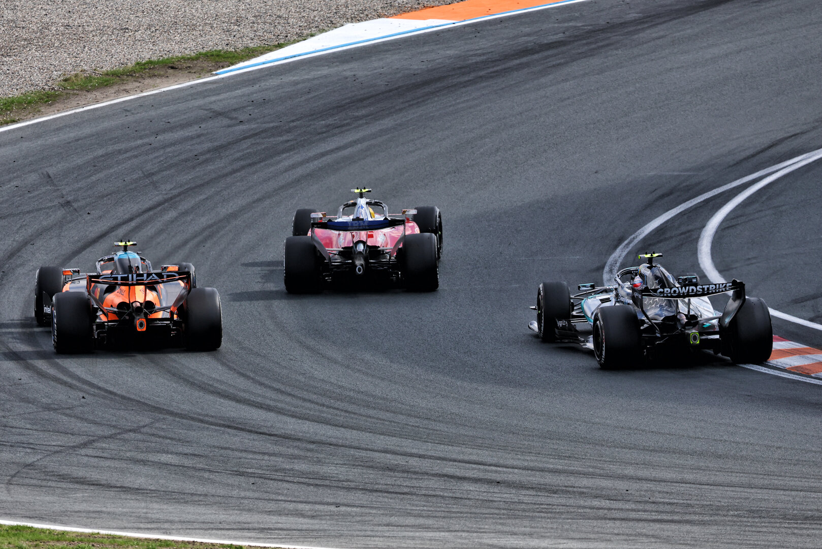 GP OLANDA, Lewis Hamilton (GBR) Ferrari SF-26; Lando Norris (GBR) McLaren F1 Team MCL40; e Andrea Kimi Antonelli (ITA) Mercedes AMG Formula One Team W17 battle for the lead of the race.
23.08.2026. Formula 1 World Championship, Rd 12, Dutch Grand Prix, Zandvoort, Netherlands, Gara Day.
- www.xpbimages.com, EMail: requests@xpbimages.com © Copyright: Bearne / XPB Images