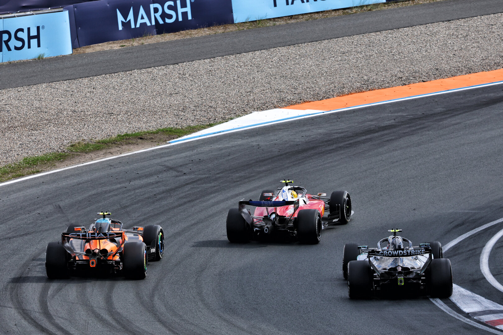 GP OLANDA, Lewis Hamilton (GBR) Ferrari SF-26; Lando Norris (GBR) McLaren F1 Team MCL40; e Andrea Kimi Antonelli (ITA) Mercedes AMG Formula One Team W17 battle for the lead of the race.
23.08.2026. Formula 1 World Championship, Rd 12, Dutch Grand Prix, Zandvoort, Netherlands, Gara Day.
- www.xpbimages.com, EMail: requests@xpbimages.com © Copyright: Bearne / XPB Images