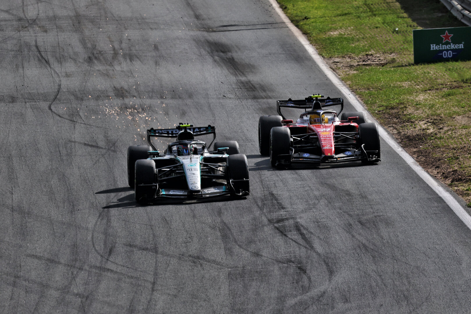 GP OLANDA, Andrea Kimi Antonelli (ITA) Mercedes AMG Formula One Team W17 e Lewis Hamilton (GBR) Ferrari SF-26 battle for position.
23.08.2026. Formula 1 World Championship, Rd 12, Dutch Grand Prix, Zandvoort, Netherlands, Gara Day.
- www.xpbimages.com, EMail: requests@xpbimages.com © Copyright: Bearne / XPB Images