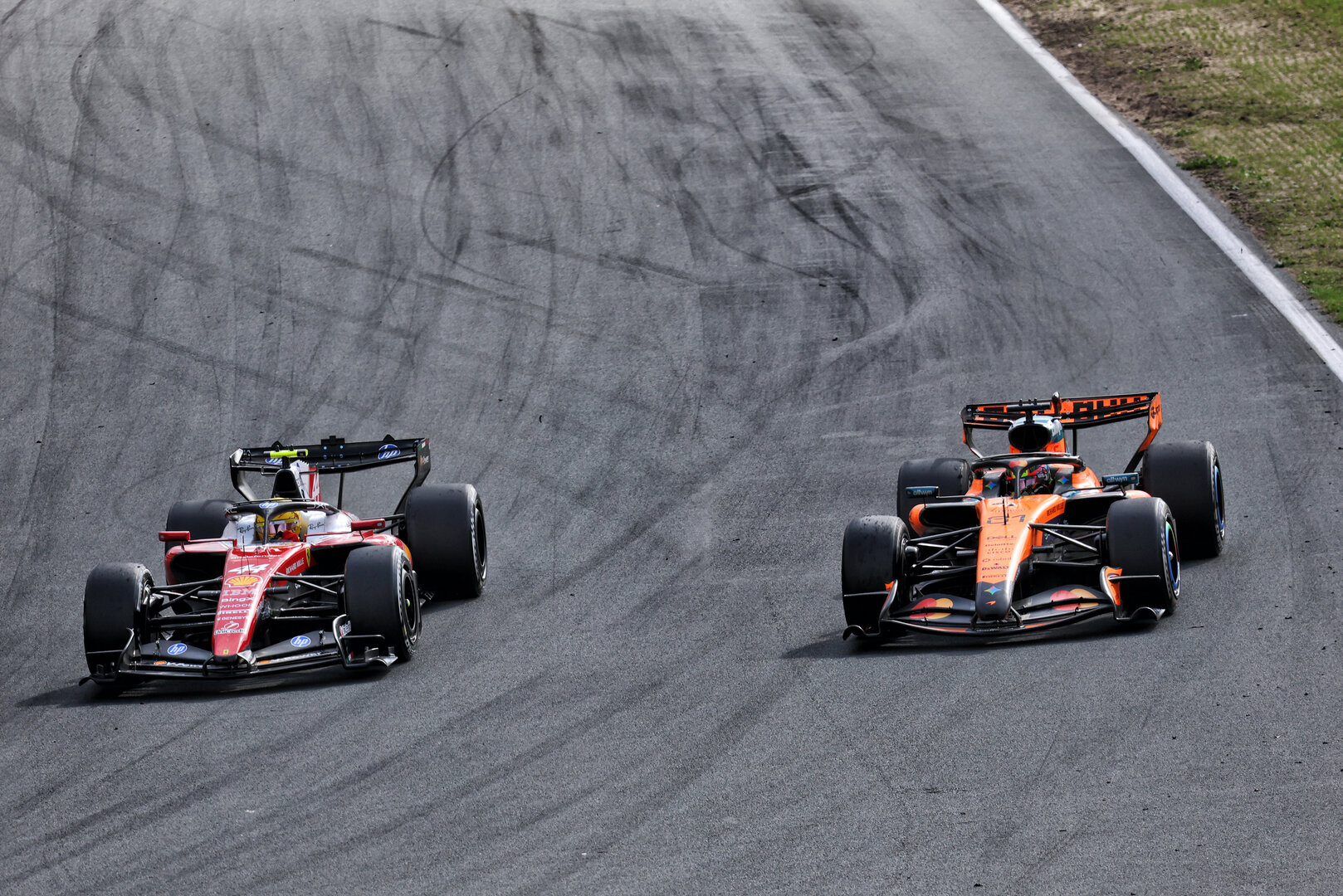 GP OLANDA, Lewis Hamilton (GBR) Ferrari SF-26 e Oscar Piastri (AUS) McLaren F1 Team MCL40 battle for position.
23.08.2026. Formula 1 World Championship, Rd 12, Dutch Grand Prix, Zandvoort, Netherlands, Gara Day.
- www.xpbimages.com, EMail: requests@xpbimages.com © Copyright: Bearne / XPB Images