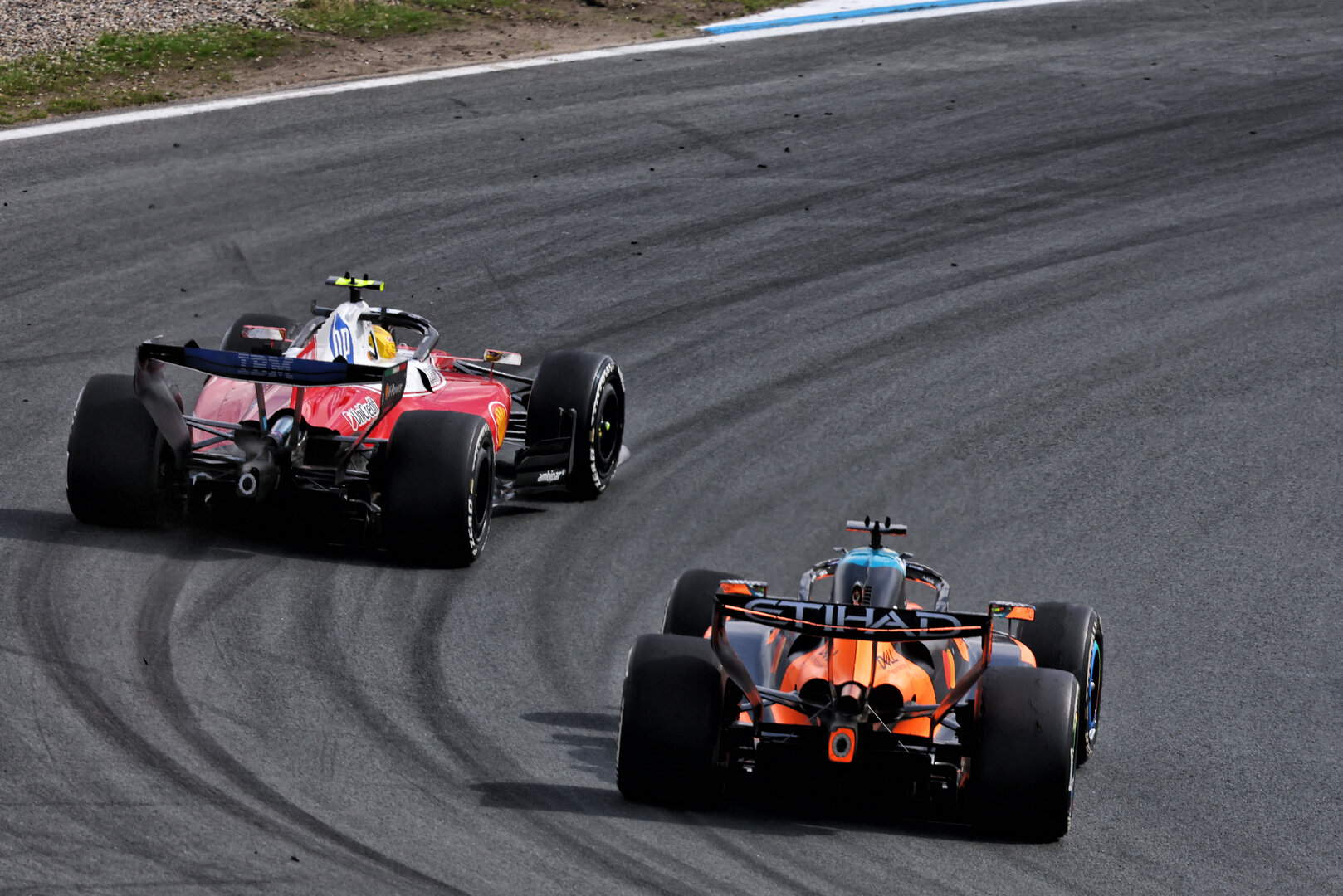GP OLANDA, Lewis Hamilton (GBR) Ferrari SF-26 e Oscar Piastri (AUS) McLaren F1 Team MCL40 battle for position.
23.08.2026. Formula 1 World Championship, Rd 12, Dutch Grand Prix, Zandvoort, Netherlands, Gara Day.
- www.xpbimages.com, EMail: requests@xpbimages.com © Copyright: Bearne / XPB Images