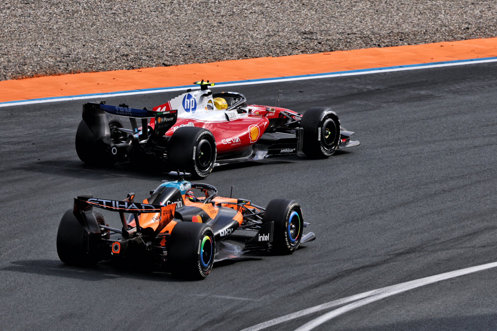 GP OLANDA, Lewis Hamilton (GBR) Ferrari SF-26 e Oscar Piastri (AUS) McLaren F1 Team MCL40 battle for position.
23.08.2026. Formula 1 World Championship, Rd 12, Dutch Grand Prix, Zandvoort, Netherlands, Gara Day.
- www.xpbimages.com, EMail: requests@xpbimages.com © Copyright: Bearne / XPB Images