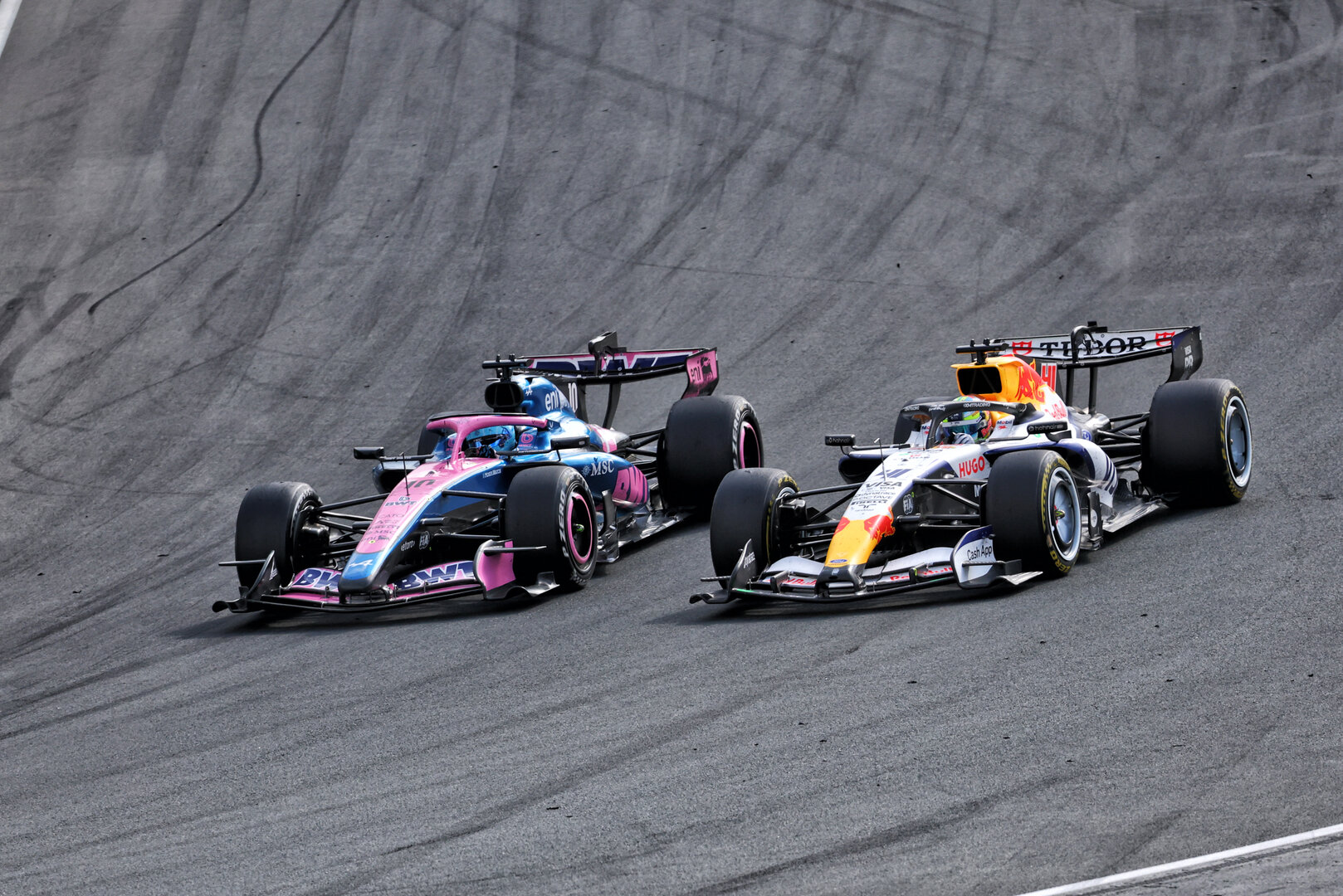 GP OLANDA, Pierre Gasly (FRA) Alpine F1 Team A526 e Arvid Lindblad (GBR) Racing Bulls Formula One Team VCARB 03 battle for position.
23.08.2026. Formula 1 World Championship, Rd 12, Dutch Grand Prix, Zandvoort, Netherlands, Gara Day.
- www.xpbimages.com, EMail: requests@xpbimages.com © Copyright: Bearne / XPB Images