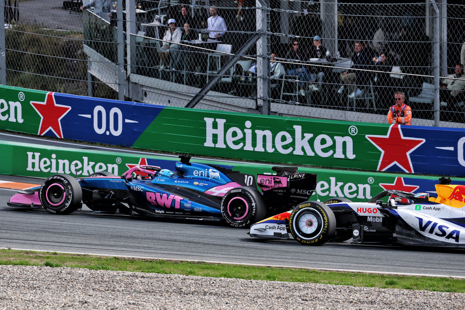 GP OLANDA, Pierre Gasly (FRA) Alpine F1 Team A526 e Arvid Lindblad (GBR) Racing Bulls Formula One Team VCARB 03 battle for position.
23.08.2026. Formula 1 World Championship, Rd 12, Dutch Grand Prix, Zandvoort, Netherlands, Gara Day.
- www.xpbimages.com, EMail: requests@xpbimages.com © Copyright: Bearne / XPB Images