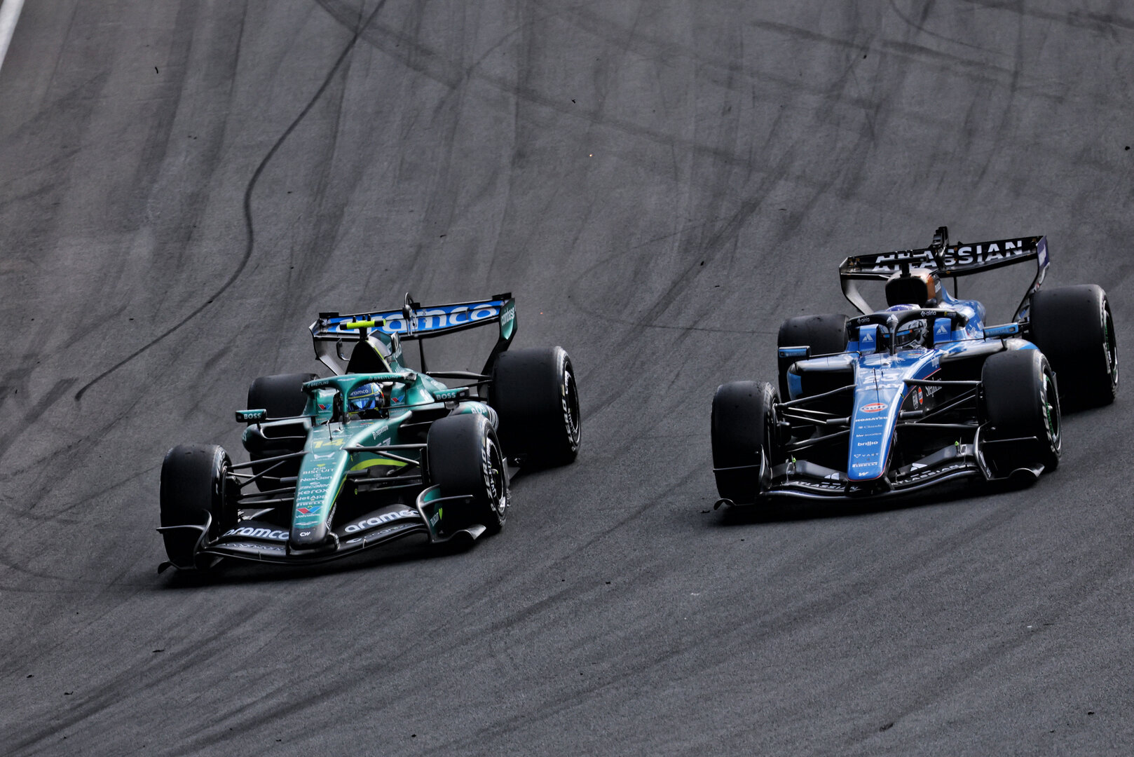 GP OLANDA, Fernando Alonso (ESP) Aston Martin F1 Team AMR26 e Esteban Ocon (FRA) Haas F1 Team VF-26 battle for position.
23.08.2026. Formula 1 World Championship, Rd 12, Dutch Grand Prix, Zandvoort, Netherlands, Gara Day.
- www.xpbimages.com, EMail: requests@xpbimages.com © Copyright: Bearne / XPB Images