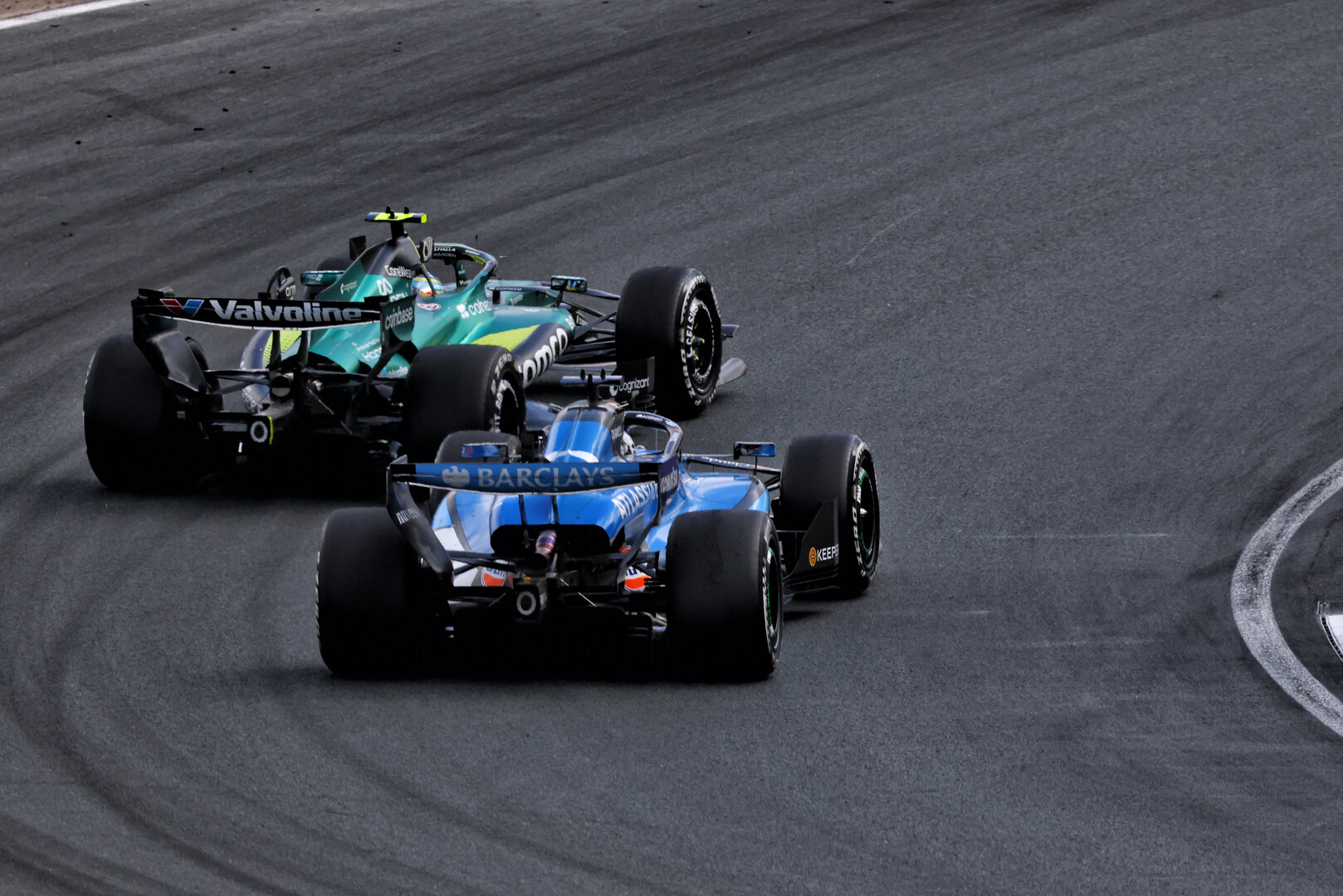 GP OLANDA, Fernando Alonso (ESP) Aston Martin F1 Team AMR26 e Esteban Ocon (FRA) Haas F1 Team VF-26 battle for position.
23.08.2026. Formula 1 World Championship, Rd 12, Dutch Grand Prix, Zandvoort, Netherlands, Gara Day.
- www.xpbimages.com, EMail: requests@xpbimages.com © Copyright: Bearne / XPB Images