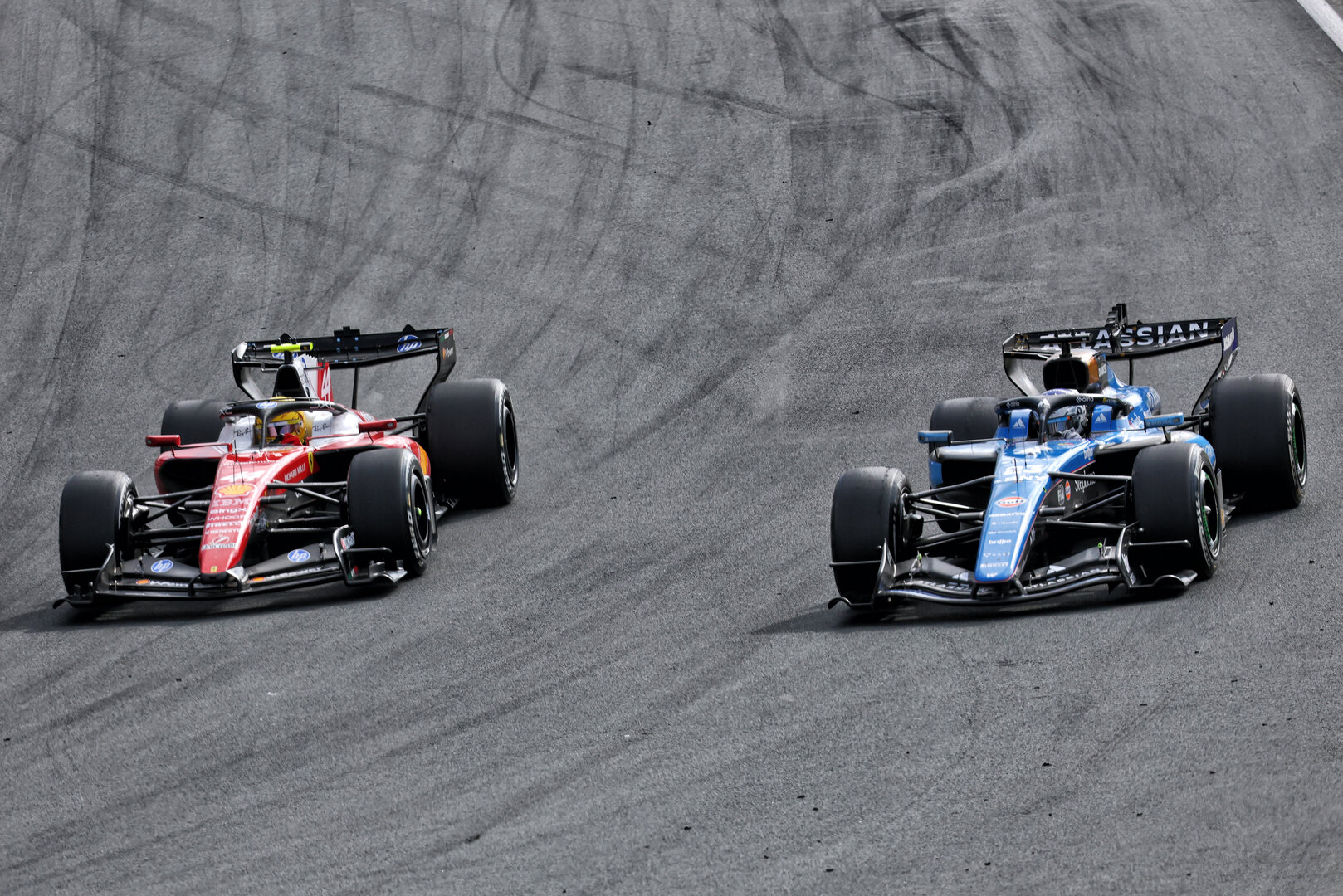 GP OLANDA, Lewis Hamilton (GBR) Ferrari SF-26 e Alexander Albon (THA) Williams F1 Team FW48 battle for position.
23.08.2026. Formula 1 World Championship, Rd 12, Dutch Grand Prix, Zandvoort, Netherlands, Gara Day.
- www.xpbimages.com, EMail: requests@xpbimages.com © Copyright: Bearne / XPB Images