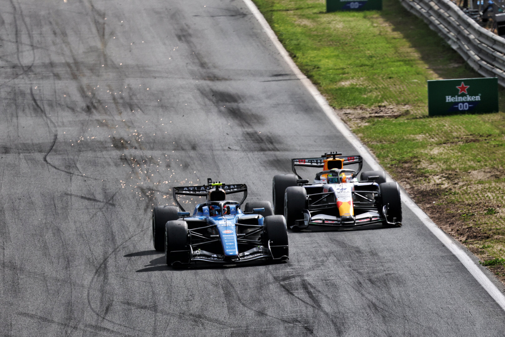 GP OLANDA, Carlos Sainz (ESP) Williams F1 Team FW48 e Arvid Lindblad (GBR) Racing Bulls Formula One Team VCARB 03 battle for position.
23.08.2026. Formula 1 World Championship, Rd 12, Dutch Grand Prix, Zandvoort, Netherlands, Gara Day.
- www.xpbimages.com, EMail: requests@xpbimages.com © Copyright: Bearne / XPB Images