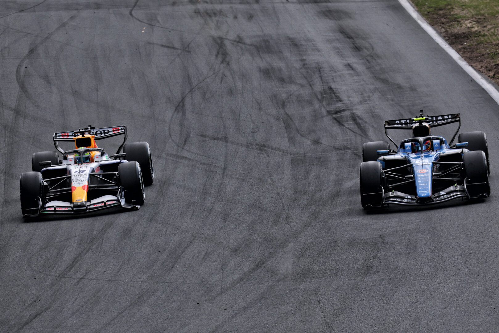 GP OLANDA, Carlos Sainz (ESP) Williams F1 Team FW48 e Arvid Lindblad (GBR) Racing Bulls Formula One Team VCARB 03 battle for position.
23.08.2026. Formula 1 World Championship, Rd 12, Dutch Grand Prix, Zandvoort, Netherlands, Gara Day.
- www.xpbimages.com, EMail: requests@xpbimages.com © Copyright: Bearne / XPB Images