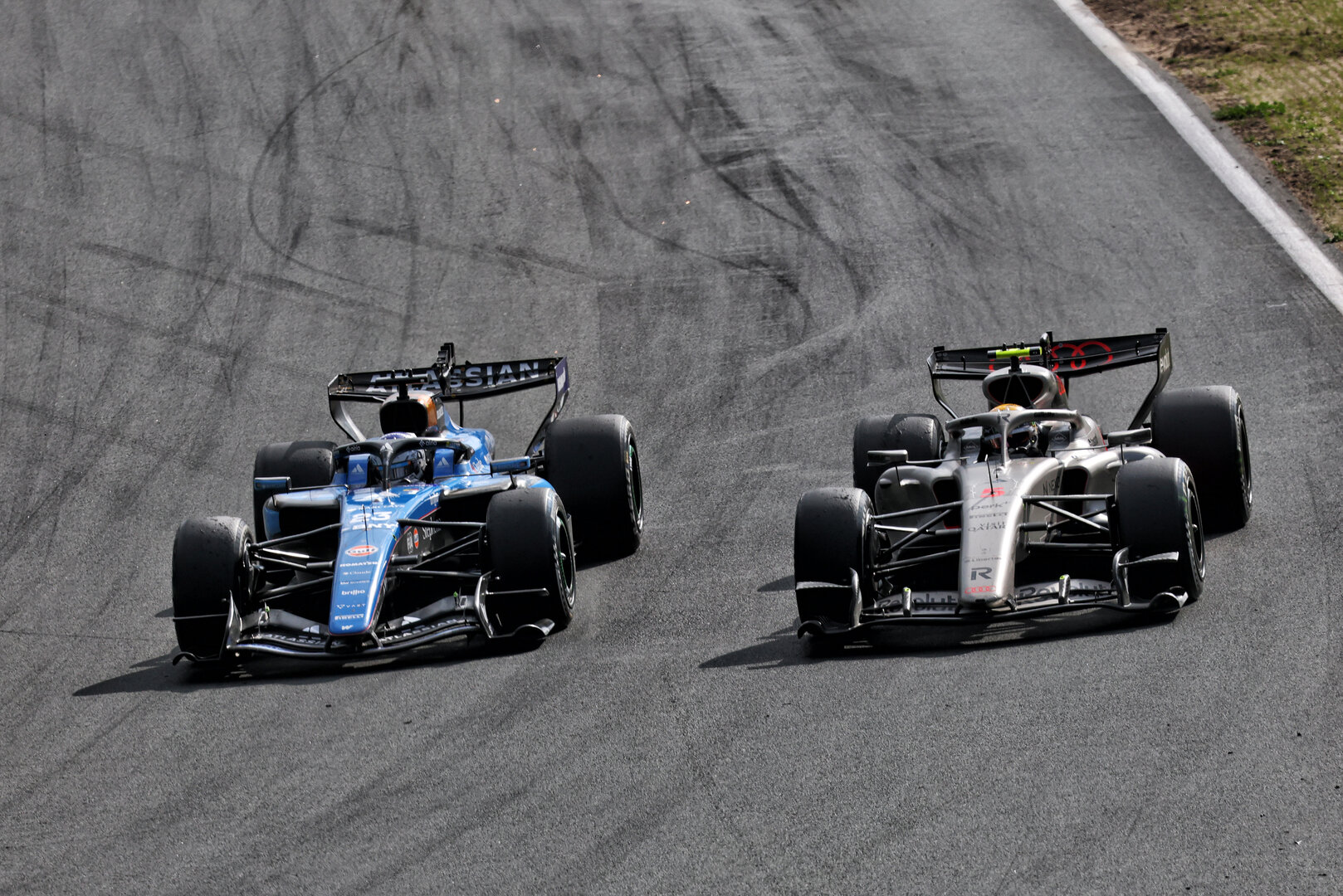 GP OLANDA, Alexander Albon (THA) Williams F1 Team FW48 e Gabriel Bortoleto (BRA) Audi F1 Team R26 battle for position.
23.08.2026. Formula 1 World Championship, Rd 12, Dutch Grand Prix, Zandvoort, Netherlands, Gara Day.
- www.xpbimages.com, EMail: requests@xpbimages.com © Copyright: Bearne / XPB Images