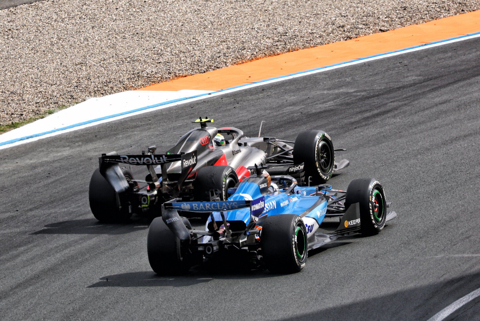 GP OLANDA, Alexander Albon (THA) Williams F1 Team FW48 e Gabriel Bortoleto (BRA) Audi F1 Team R26 battle for position.
23.08.2026. Formula 1 World Championship, Rd 12, Dutch Grand Prix, Zandvoort, Netherlands, Gara Day.
- www.xpbimages.com, EMail: requests@xpbimages.com © Copyright: Bearne / XPB Images
