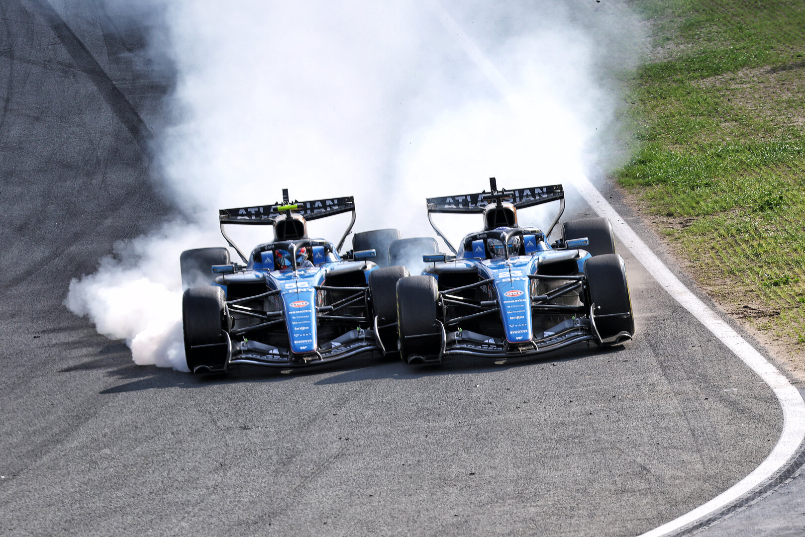 GP OLANDA, Carlos Sainz (ESP) Williams F1 Team FW48 e Alexander Albon (THA) Williams F1 Team FW48 collide.
23.08.2026. Formula 1 World Championship, Rd 12, Dutch Grand Prix, Zandvoort, Netherlands, Gara Day.
- www.xpbimages.com, EMail: requests@xpbimages.com © Copyright: Bearne / XPB Images