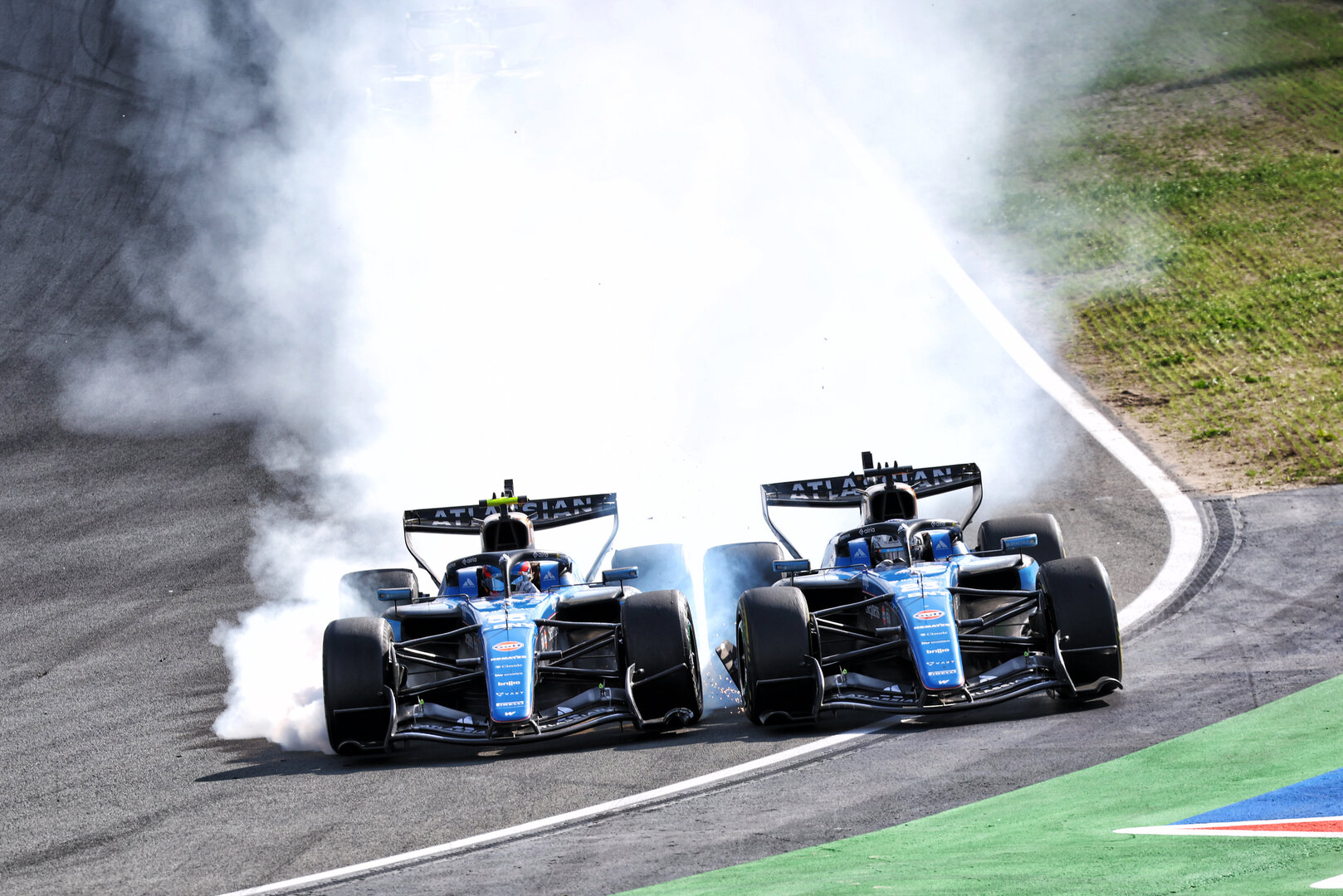 GP OLANDA, Carlos Sainz (ESP) Williams F1 Team FW48 e Alexander Albon (THA) Williams F1 Team FW48 collide.
23.08.2026. Formula 1 World Championship, Rd 12, Dutch Grand Prix, Zandvoort, Netherlands, Gara Day.
- www.xpbimages.com, EMail: requests@xpbimages.com © Copyright: Bearne / XPB Images