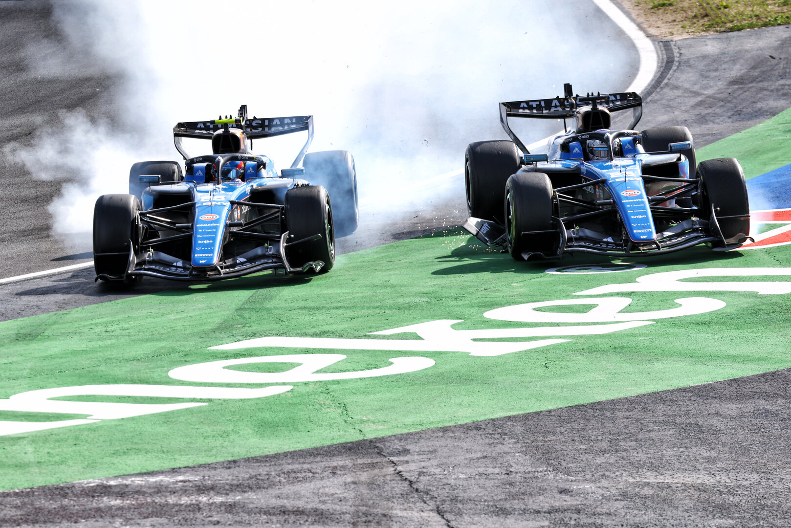 GP OLANDA, Carlos Sainz (ESP) Williams F1 Team FW48 e Alexander Albon (THA) Williams F1 Team FW48 collide.
23.08.2026. Formula 1 World Championship, Rd 12, Dutch Grand Prix, Zandvoort, Netherlands, Gara Day.
- www.xpbimages.com, EMail: requests@xpbimages.com © Copyright: Bearne / XPB Images