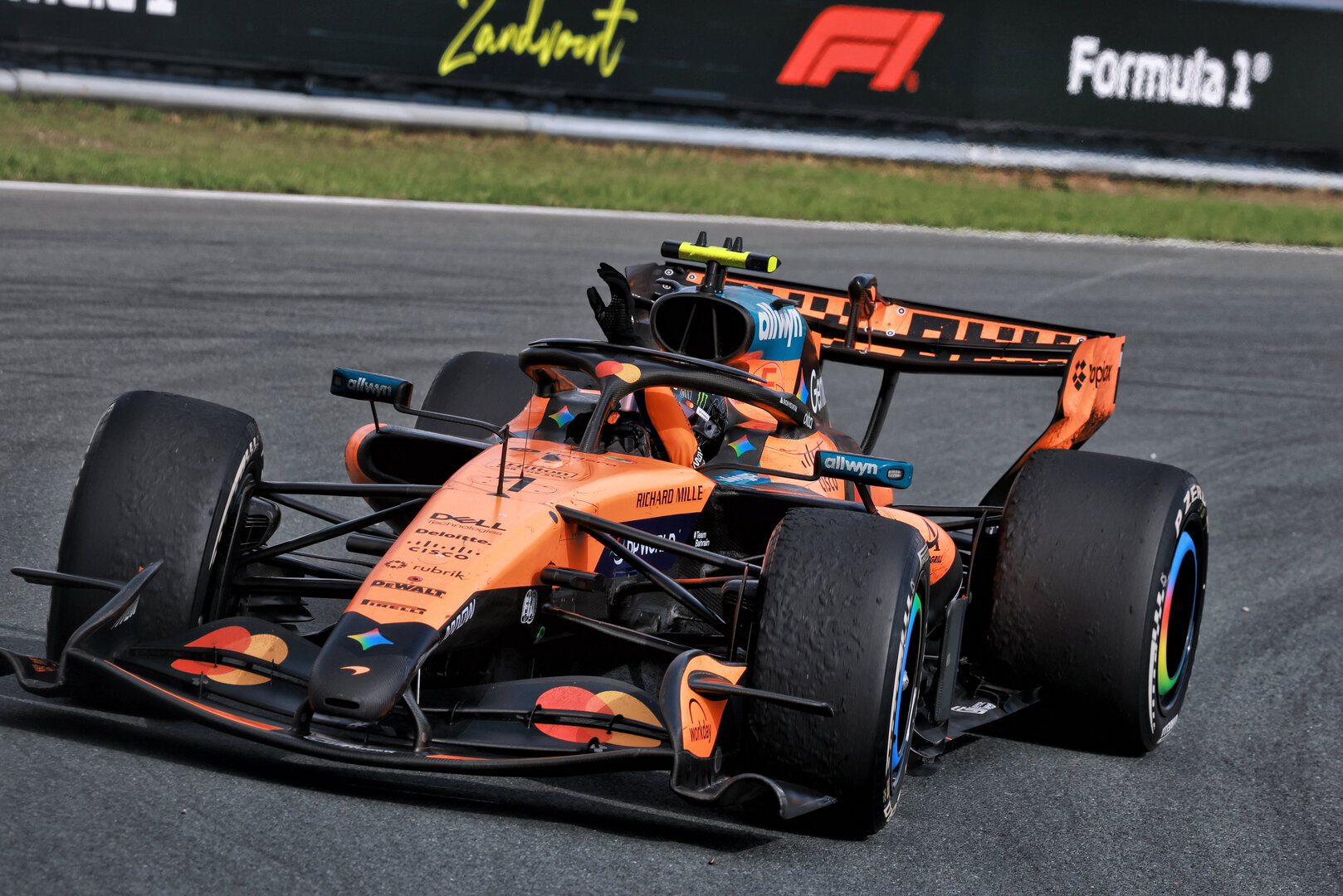 GP OLANDA, Gara winner Lando Norris (GBR) McLaren F1 Team MCL40 celebrates at the end of the race.
23.08.2026. Formula 1 World Championship, Rd 12, Dutch Grand Prix, Zandvoort, Netherlands, Gara Day.
- www.xpbimages.com, EMail: requests@xpbimages.com © Copyright: Charniaux / XPB Images