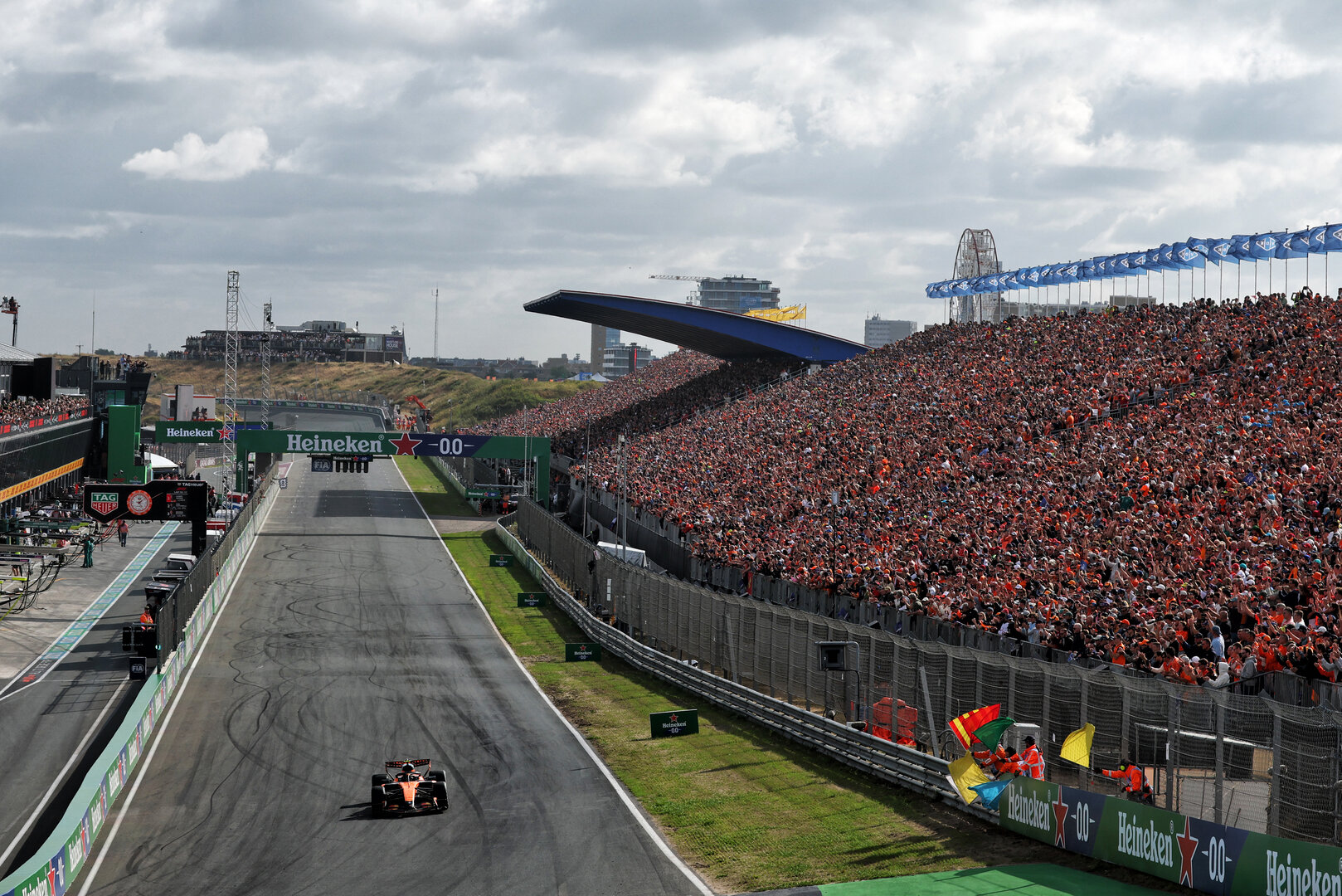 GP OLANDA, Gara winner Lando Norris (GBR) McLaren F1 Team MCL40 at the end of the race.
23.08.2026. Formula 1 World Championship, Rd 12, Dutch Grand Prix, Zandvoort, Netherlands, Gara Day.
- www.xpbimages.com, EMail: requests@xpbimages.com © Copyright: Bearne / XPB Images
