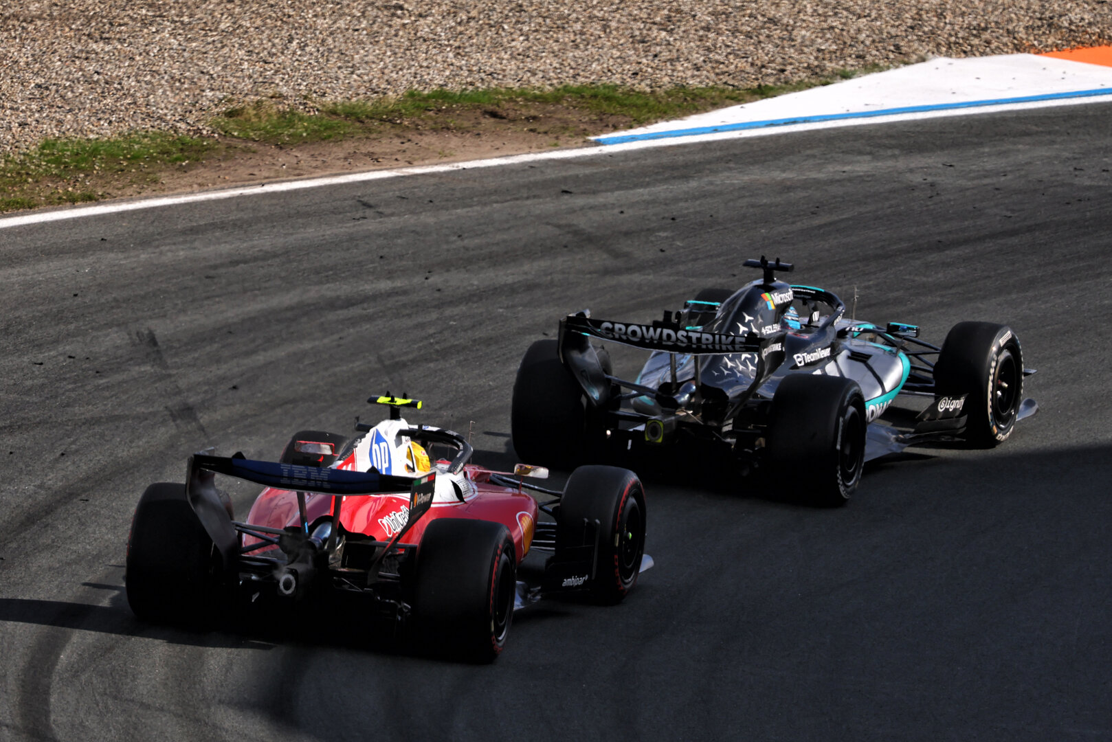 GP OLANDA, George Russell (GBR) Mercedes AMG Formula One Team W17 davanti a Lewis Hamilton (GBR) Ferrari SF-26.
23.08.2026. Formula 1 World Championship, Rd 12, Dutch Grand Prix, Zandvoort, Netherlands, Gara Day.
- www.xpbimages.com, EMail: requests@xpbimages.com © Copyright: Bearne / XPB Images