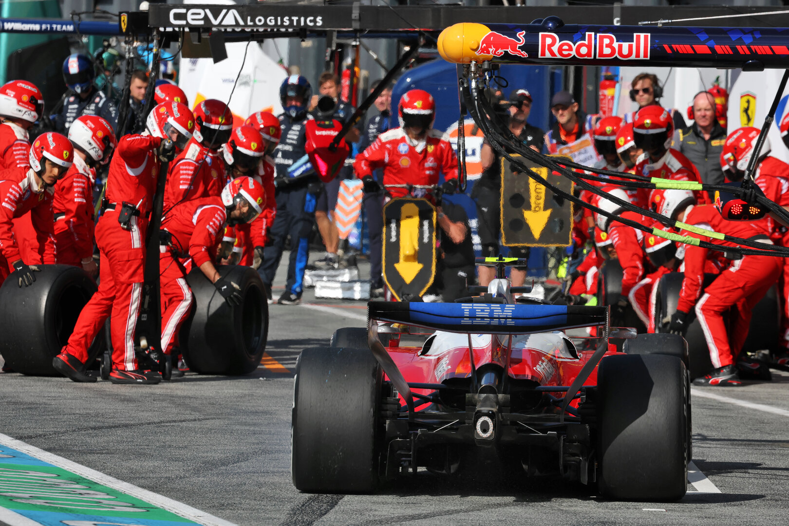 GP OLANDA, Lewis Hamilton (GBR) Ferrari SF-26 makes a pit stop.
23.08.2026. Formula 1 World Championship, Rd 12, Dutch Grand Prix, Zandvoort, Netherlands, Gara Day.
- www.xpbimages.com, EMail: requests@xpbimages.com © Copyright: Moy / XPB Images