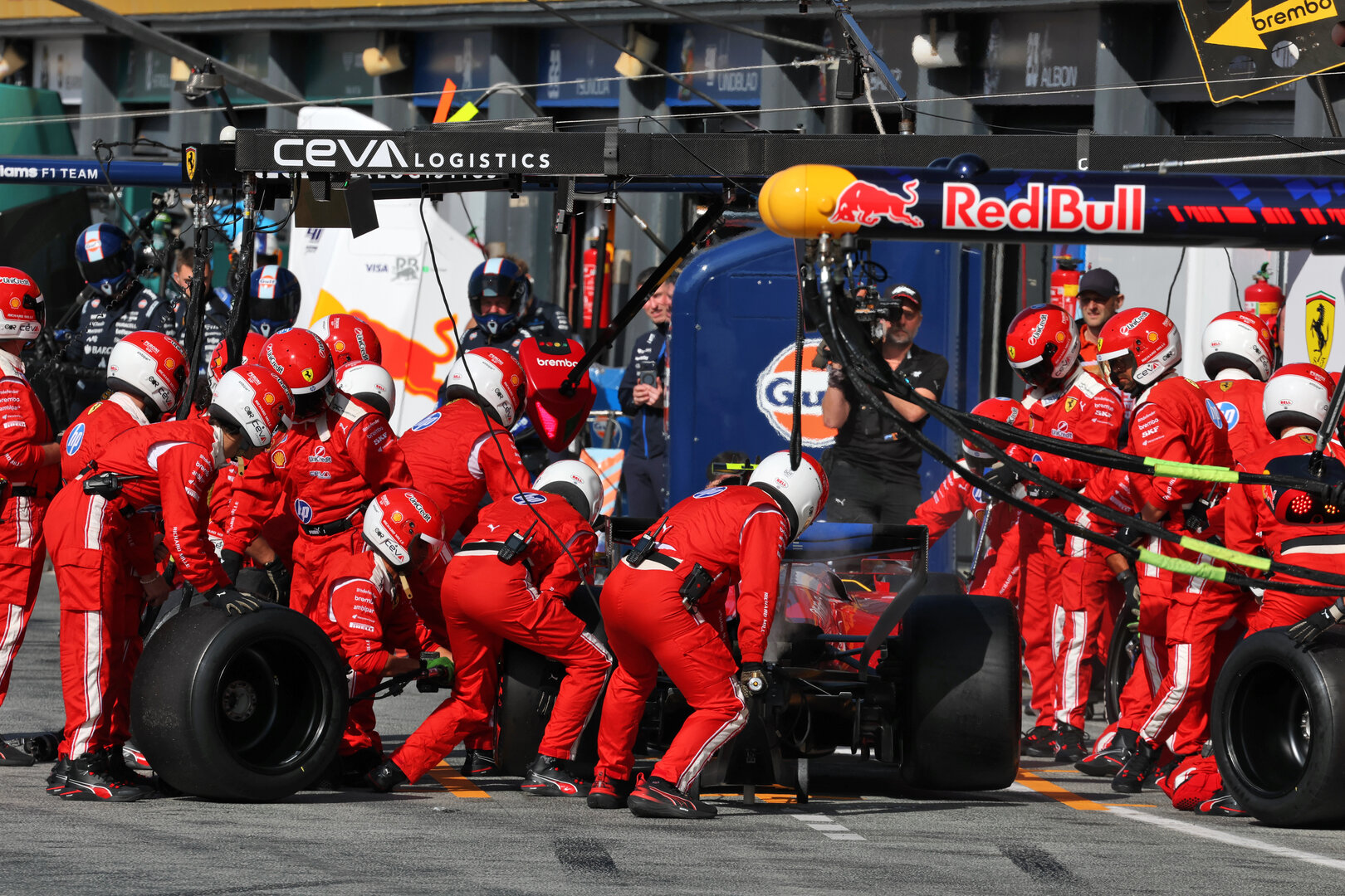 GP OLANDA, Lewis Hamilton (GBR) Ferrari SF-26 makes a pit stop.
23.08.2026. Formula 1 World Championship, Rd 12, Dutch Grand Prix, Zandvoort, Netherlands, Gara Day.
- www.xpbimages.com, EMail: requests@xpbimages.com © Copyright: Moy / XPB Images