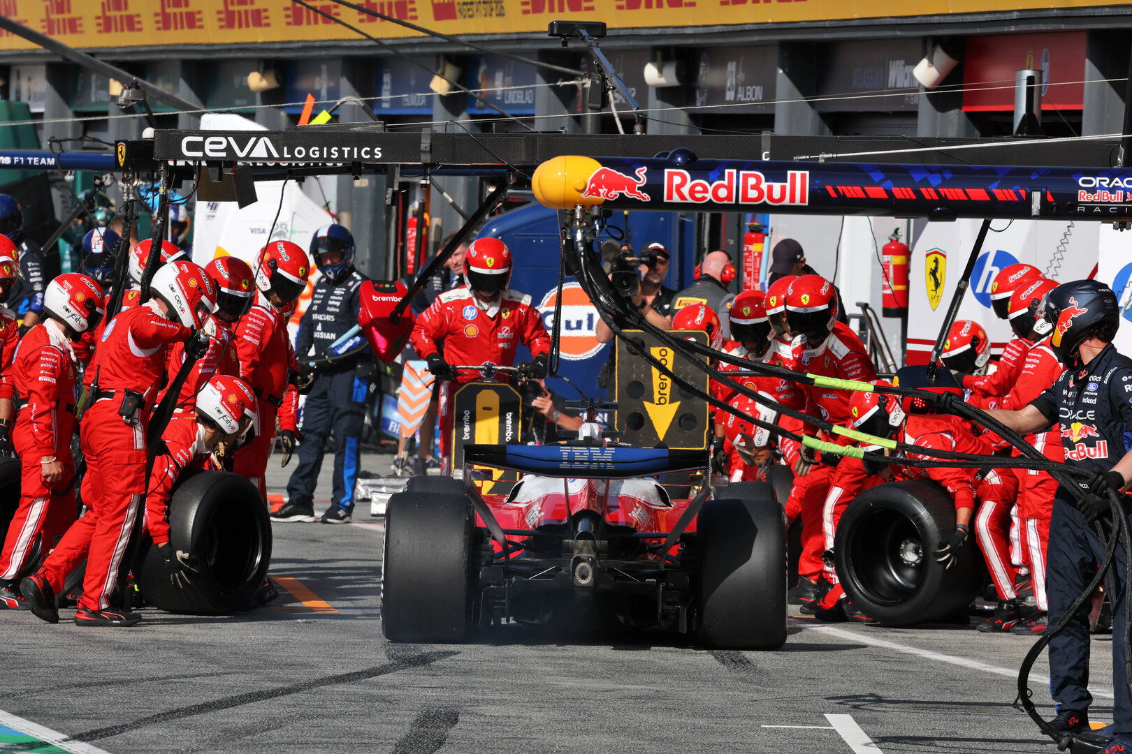 GP OLANDA, Charles Leclerc (MON) Ferrari SF-26 makes a pit stop.
23.08.2026. Formula 1 World Championship, Rd 12, Dutch Grand Prix, Zandvoort, Netherlands, Gara Day.
- www.xpbimages.com, EMail: requests@xpbimages.com © Copyright: Moy / XPB Images