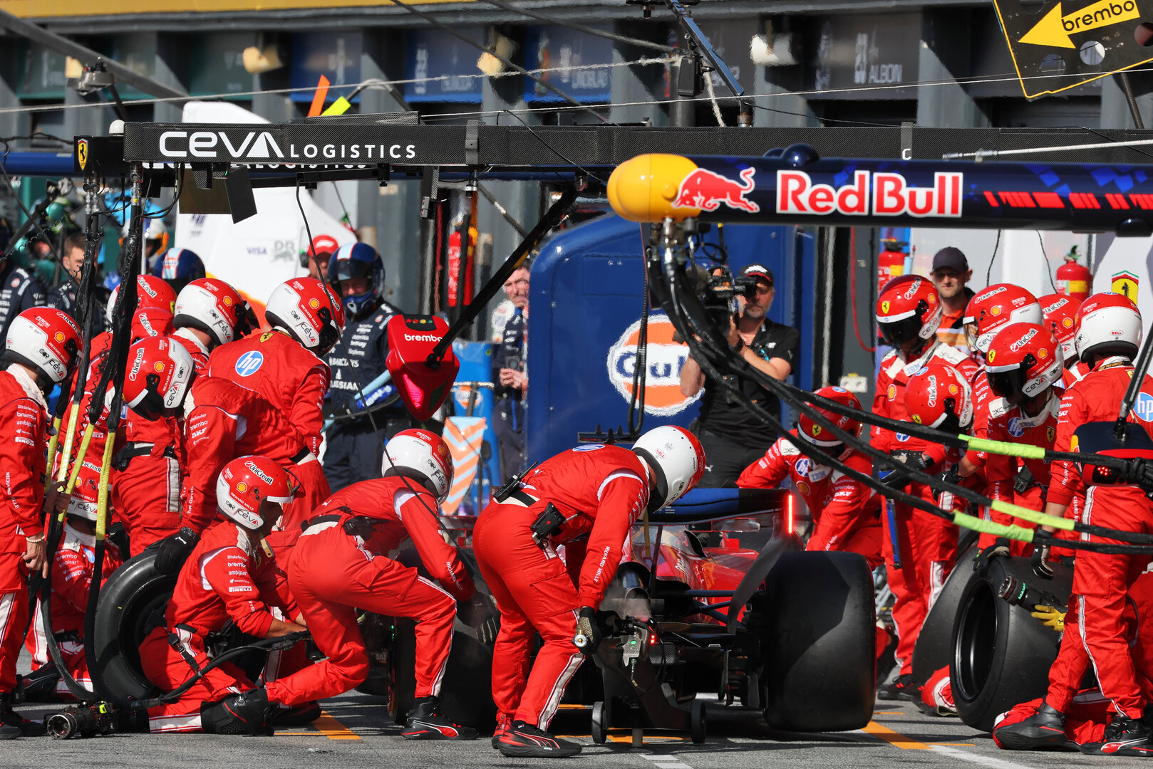 GP OLANDA, Charles Leclerc (MON) Ferrari SF-26 makes a pit stop.
23.08.2026. Formula 1 World Championship, Rd 12, Dutch Grand Prix, Zandvoort, Netherlands, Gara Day.
- www.xpbimages.com, EMail: requests@xpbimages.com © Copyright: Moy / XPB Images