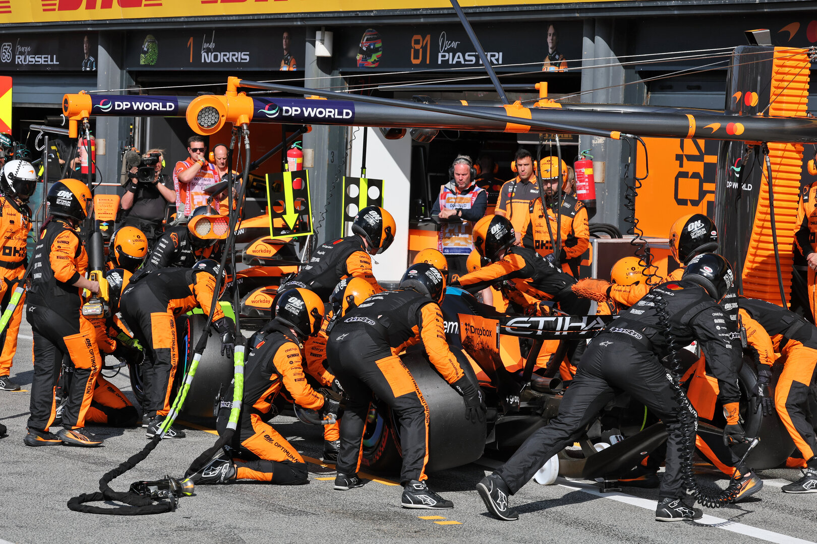 GP OLANDA, Oscar Piastri (AUS) McLaren F1 Team MCL40 makes a pit stop.
23.08.2026. Formula 1 World Championship, Rd 12, Dutch Grand Prix, Zandvoort, Netherlands, Gara Day.
- www.xpbimages.com, EMail: requests@xpbimages.com © Copyright: Moy / XPB Images