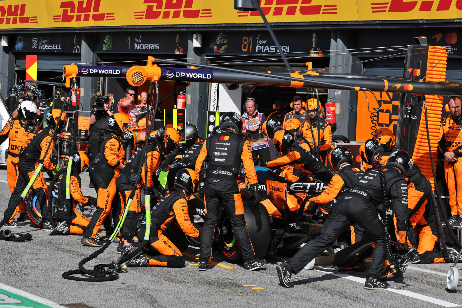 GP OLANDA, Oscar Piastri (AUS) McLaren F1 Team MCL40 makes a pit stop.
23.08.2026. Formula 1 World Championship, Rd 12, Dutch Grand Prix, Zandvoort, Netherlands, Gara Day.
- www.xpbimages.com, EMail: requests@xpbimages.com © Copyright: Moy / XPB Images