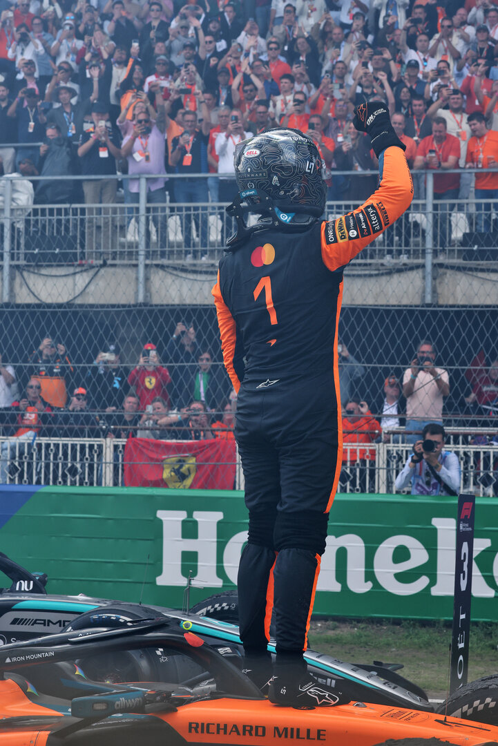 GP OLANDA, Gara winner Lando Norris (GBR) McLaren F1 Team celebrates in parc ferme.
23.08.2026. Formula 1 World Championship, Rd 12, Dutch Grand Prix, Zandvoort, Netherlands, Gara Day.
- www.xpbimages.com, EMail: requests@xpbimages.com © Copyright: Moy / XPB Images
