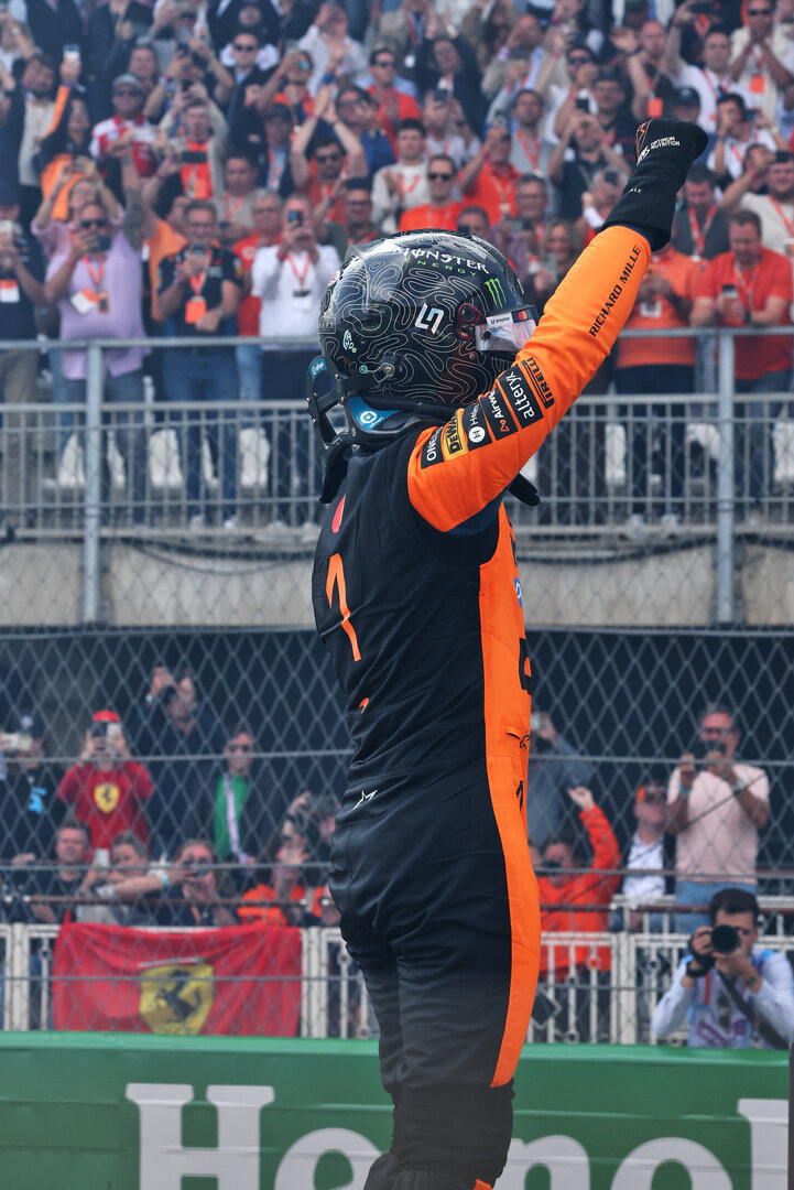 GP OLANDA, Gara winner Lando Norris (GBR) McLaren F1 Team celebrates in parc ferme.
23.08.2026. Formula 1 World Championship, Rd 12, Dutch Grand Prix, Zandvoort, Netherlands, Gara Day.
- www.xpbimages.com, EMail: requests@xpbimages.com © Copyright: Moy / XPB Images
